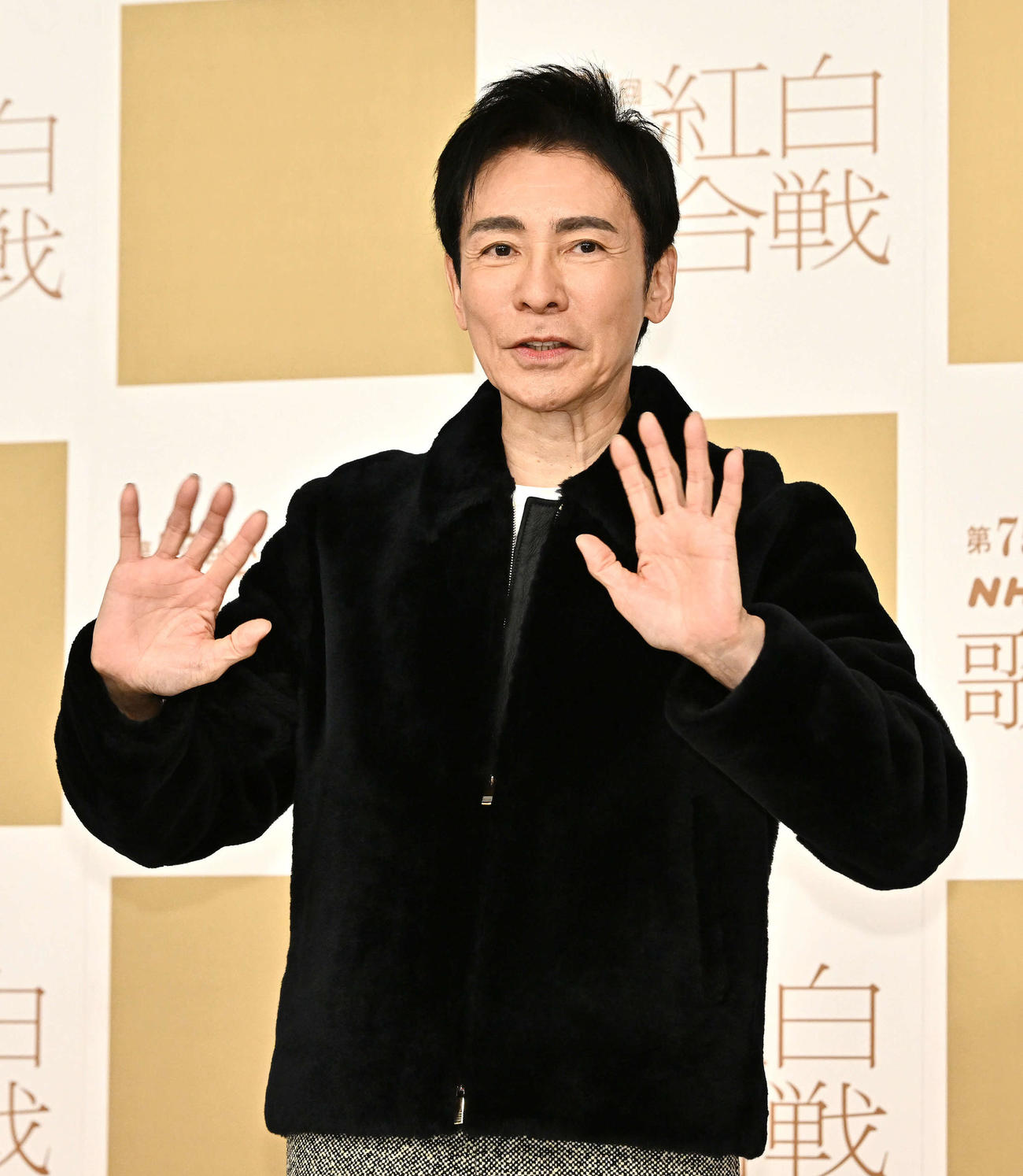手を振りながら登場した郷ひろみ（撮影・滝沢徹郎）