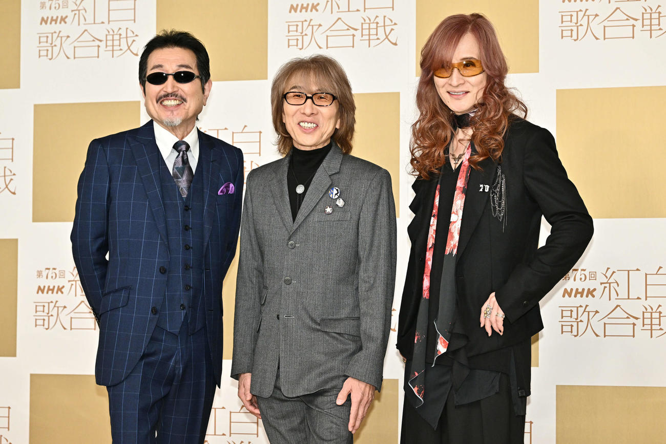 記念撮影するTHE ALFEE。左から桜井賢、坂崎幸之助、高見沢俊彦（撮影・滝沢徹郎）