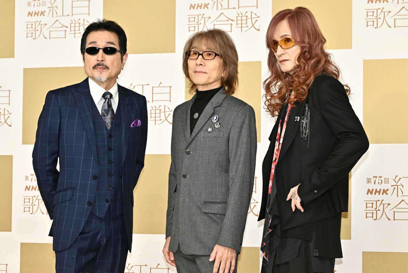記念撮影するTHE ALFEE。左から桜井賢、坂崎幸之助、高見沢俊彦（撮影・滝沢徹郎）