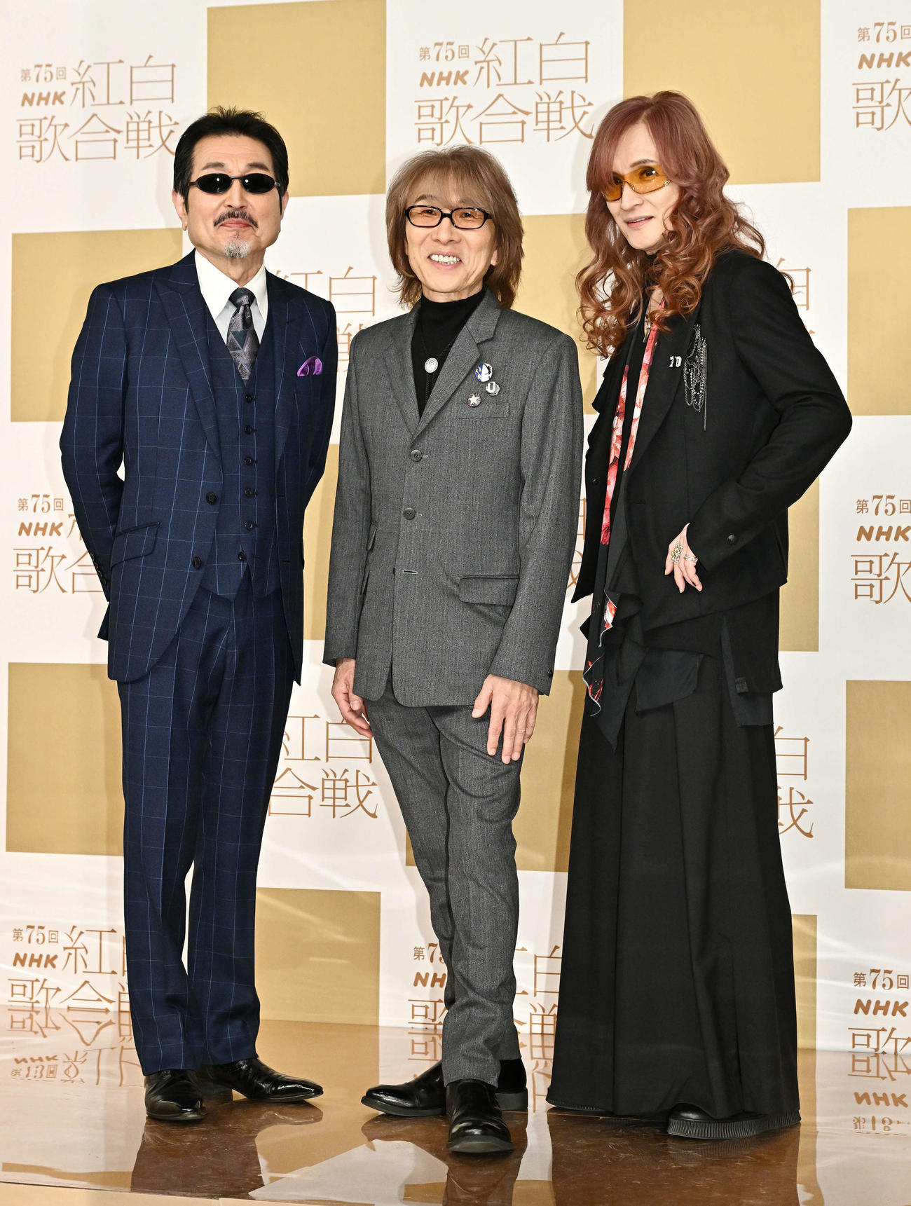 記念撮影するTHE ALFEE。左から桜井賢、坂崎幸之助、高見沢俊彦（撮影・滝沢徹郎）