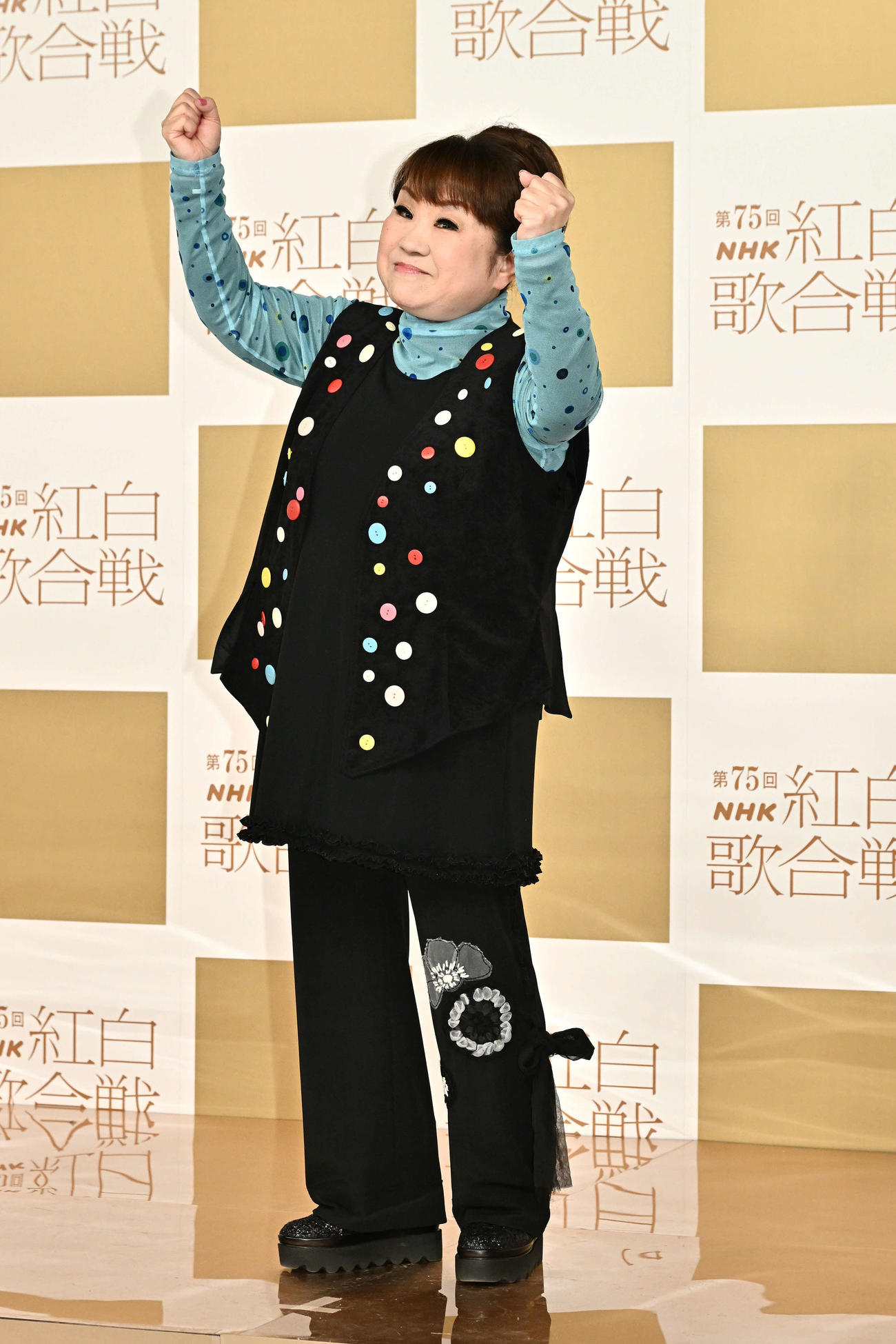 記念撮影する天童よしみ（撮影・滝沢徹郎）