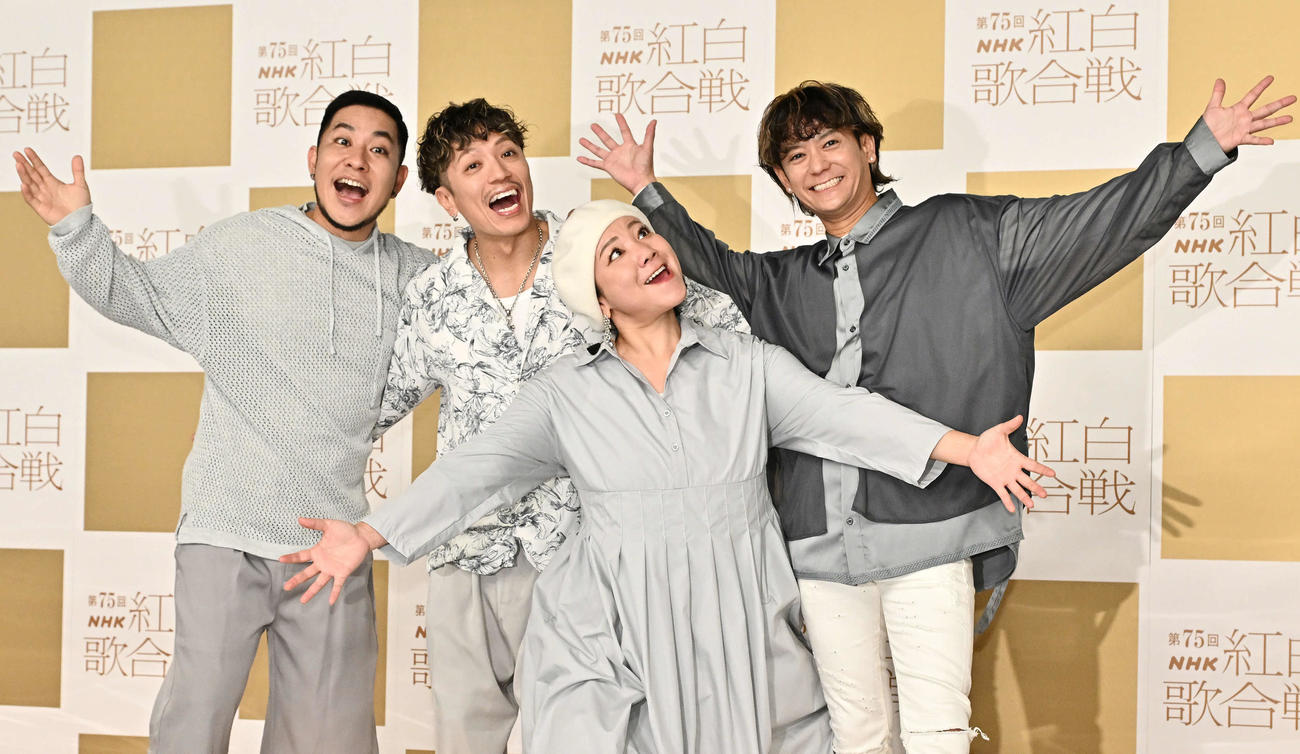 記念撮影でおどけるHY。左から名嘉俊、許田信介、仲宗根泉、新里英之（撮影・滝沢徹郎）