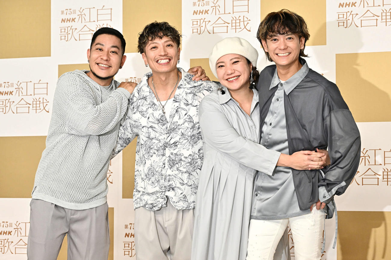 記念撮影するHY。左から名嘉俊、許田信介、仲宗根泉、新里英之（撮影・滝沢徹郎）