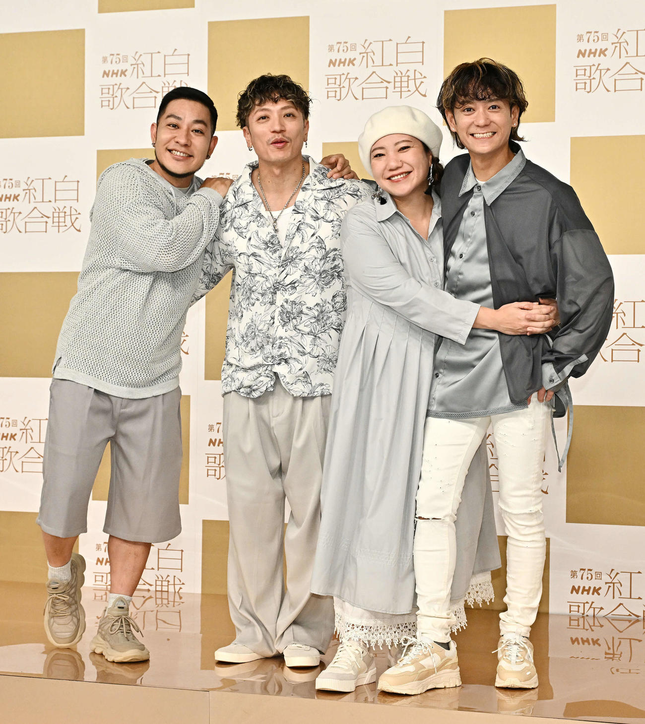 記念撮影するHY。左から名嘉俊、許田信介、仲宗根泉、新里英之（撮影・滝沢徹郎）