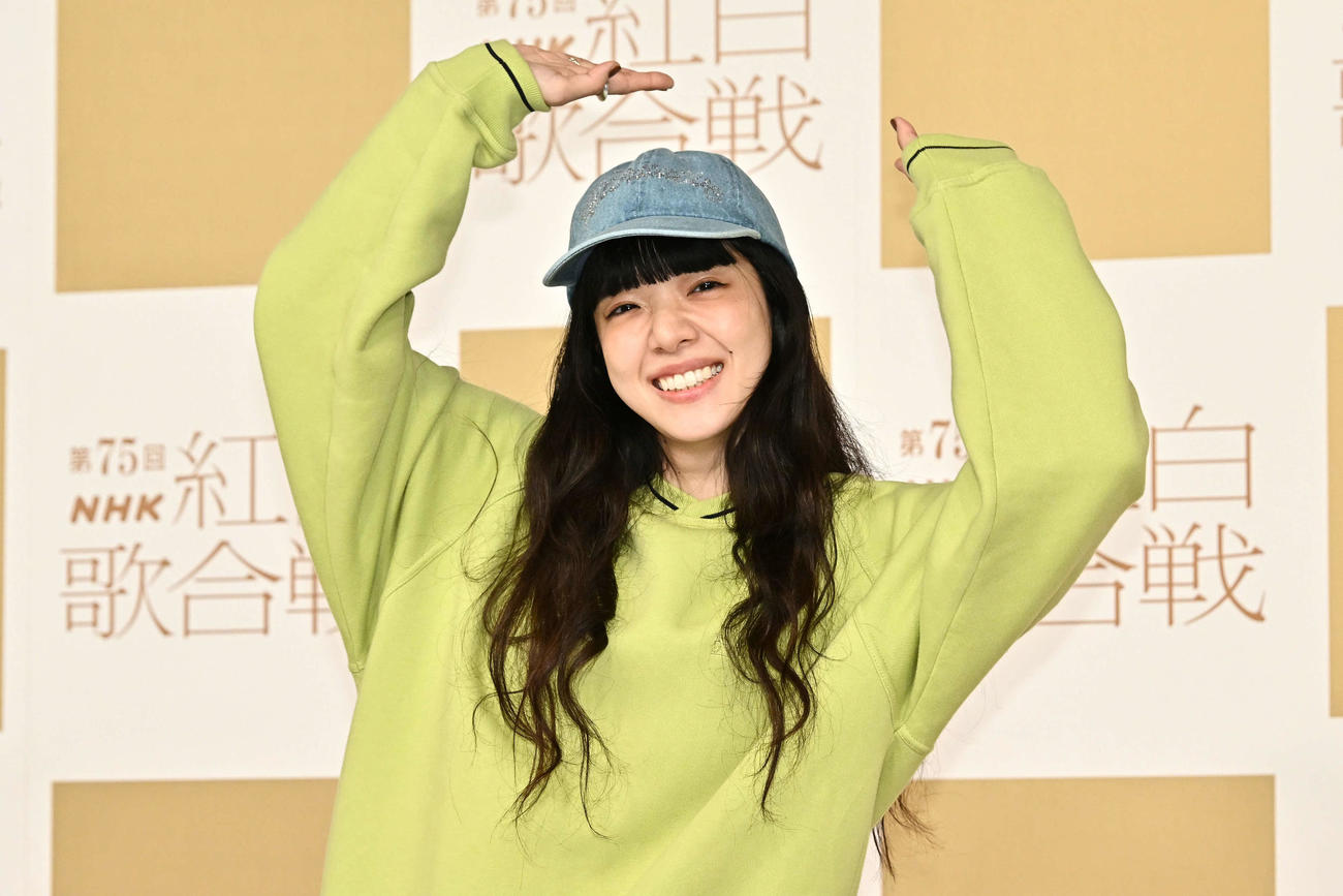 記念撮影でポーズを決めるあいみょん（撮影・滝沢徹郎）