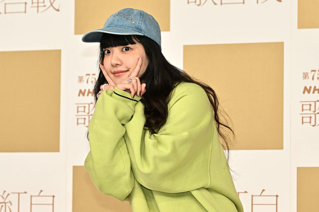 記念撮影でポーズを決めるあいみょん（撮影・滝沢徹郎）
