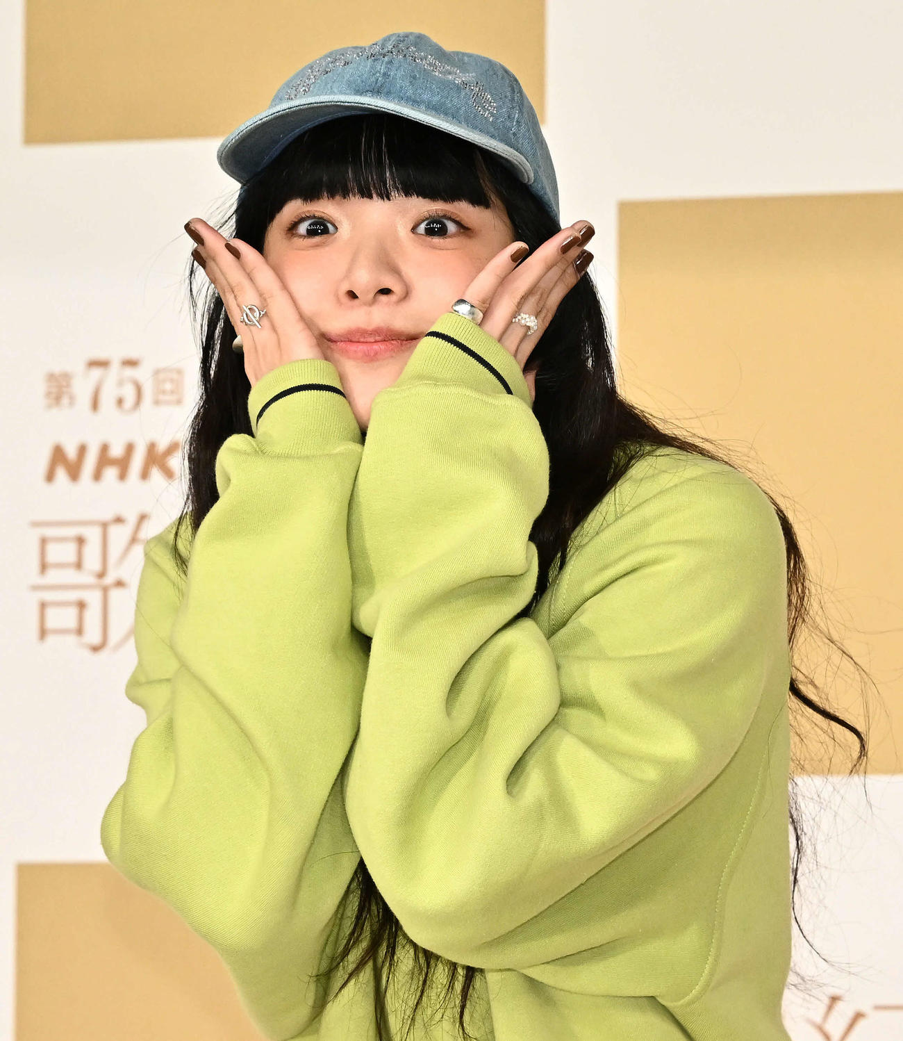 記念撮影でポーズを決めるあいみょん（撮影・滝沢徹郎）