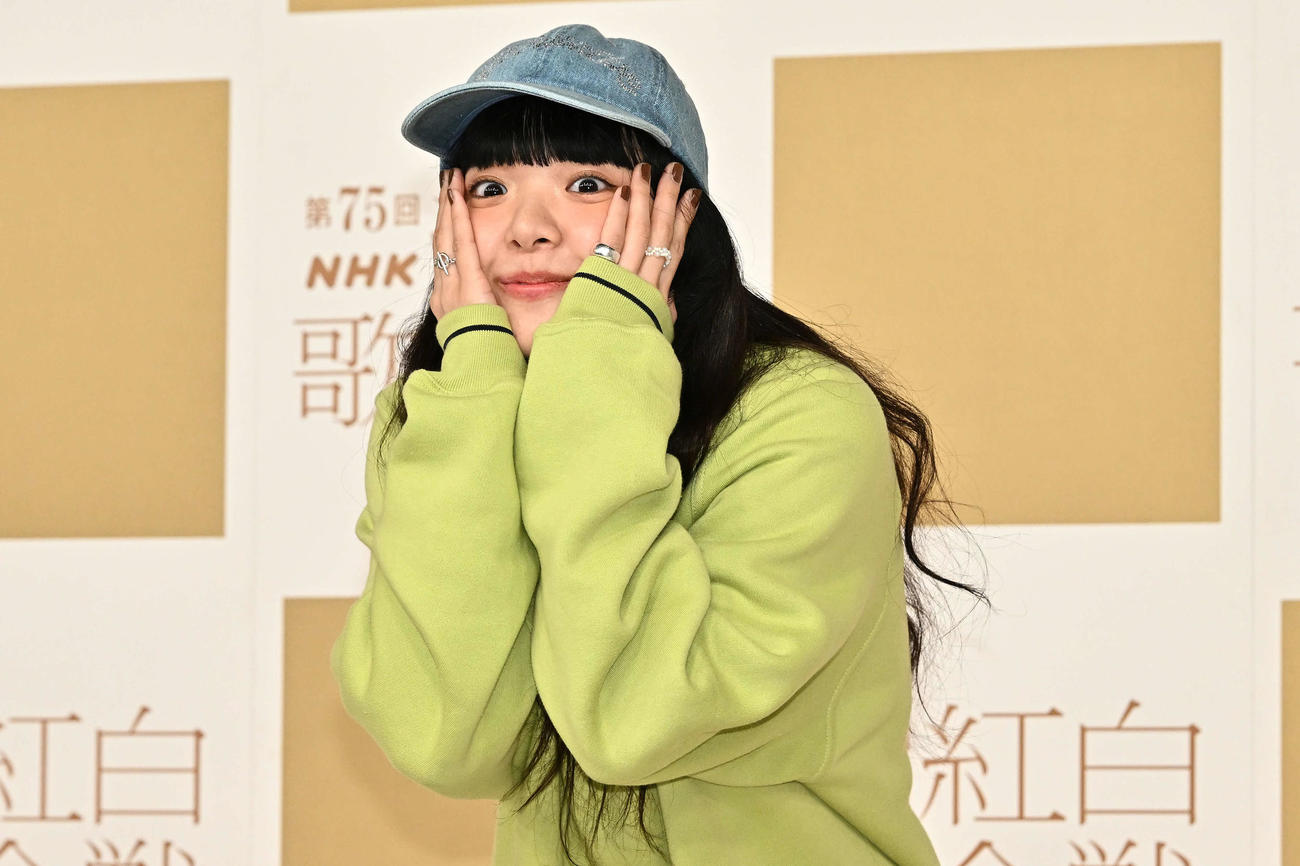 記念撮影でポーズを決めるあいみょん（撮影・滝沢徹郎）