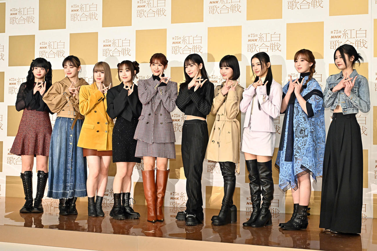 記念撮影するME：I。左からRINON、COCORO、AYANE、KEIKO、RAN、MOMONA、SHIZUKU、MIU、SUZU、KOKONA（撮影・滝沢徹郎）