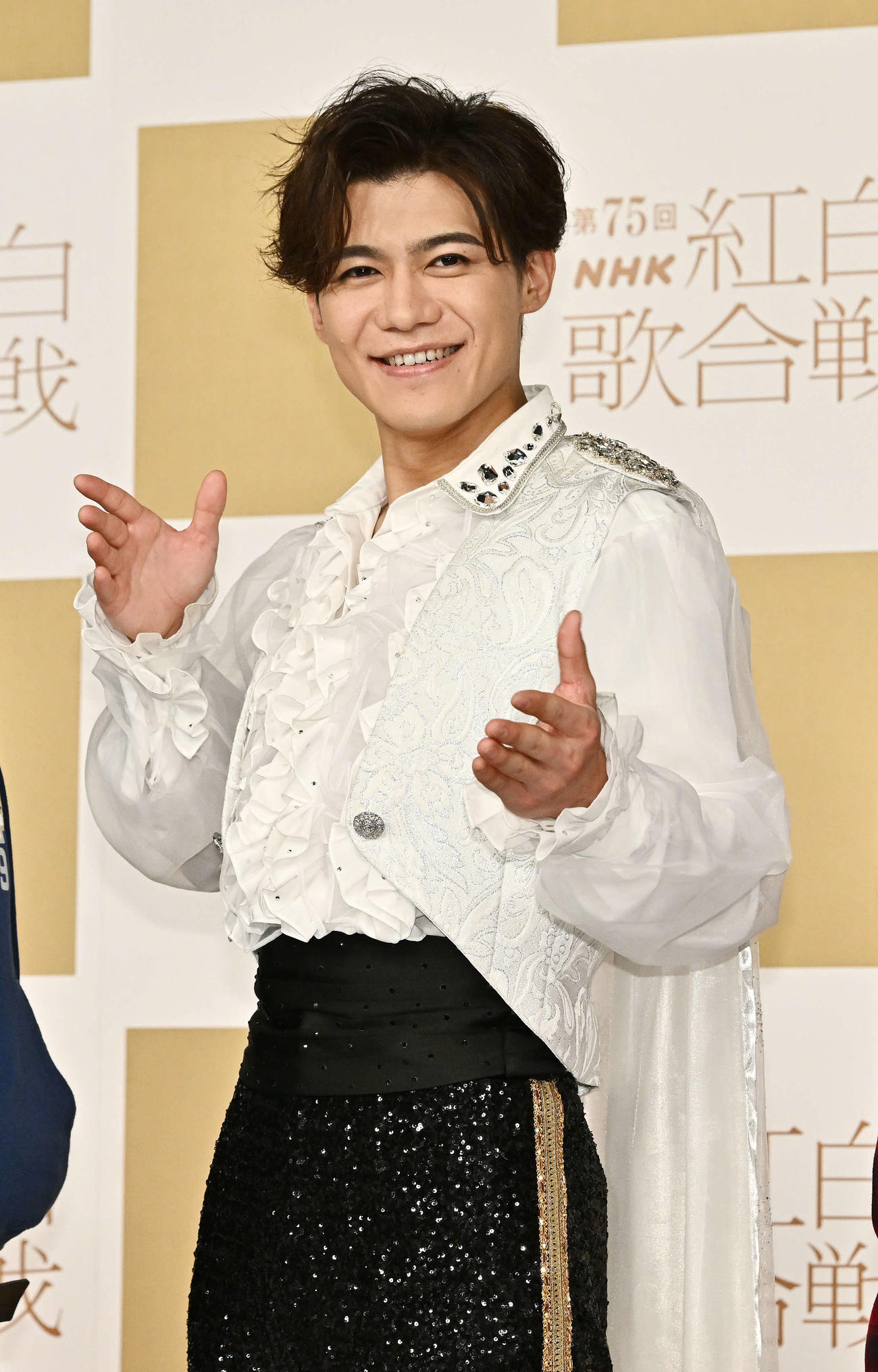 記念撮影する新浜レオン（撮影・滝沢徹郎）