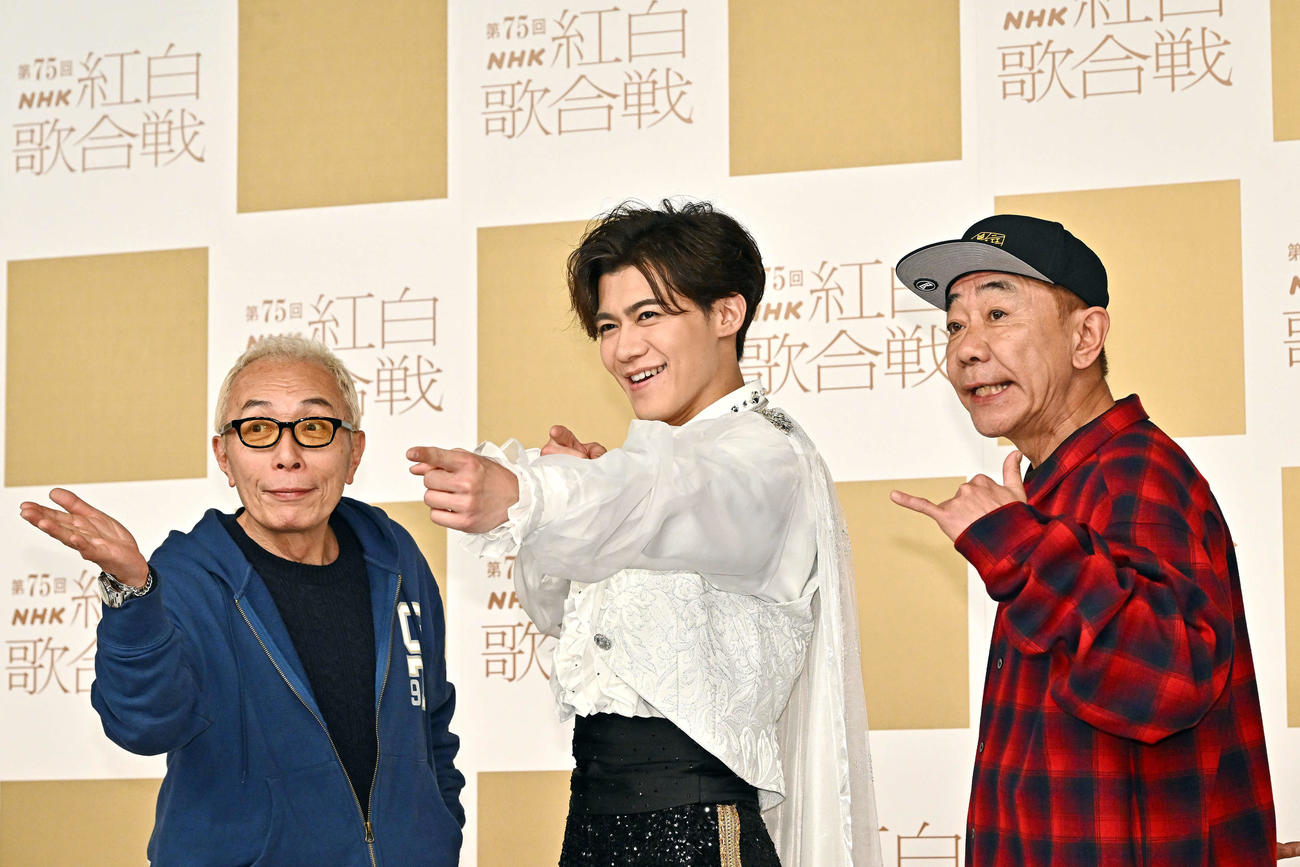 記念撮影する、所ジョージ（左）、新浜レオン（中央）、木梨憲武（撮影・滝沢徹郎）
