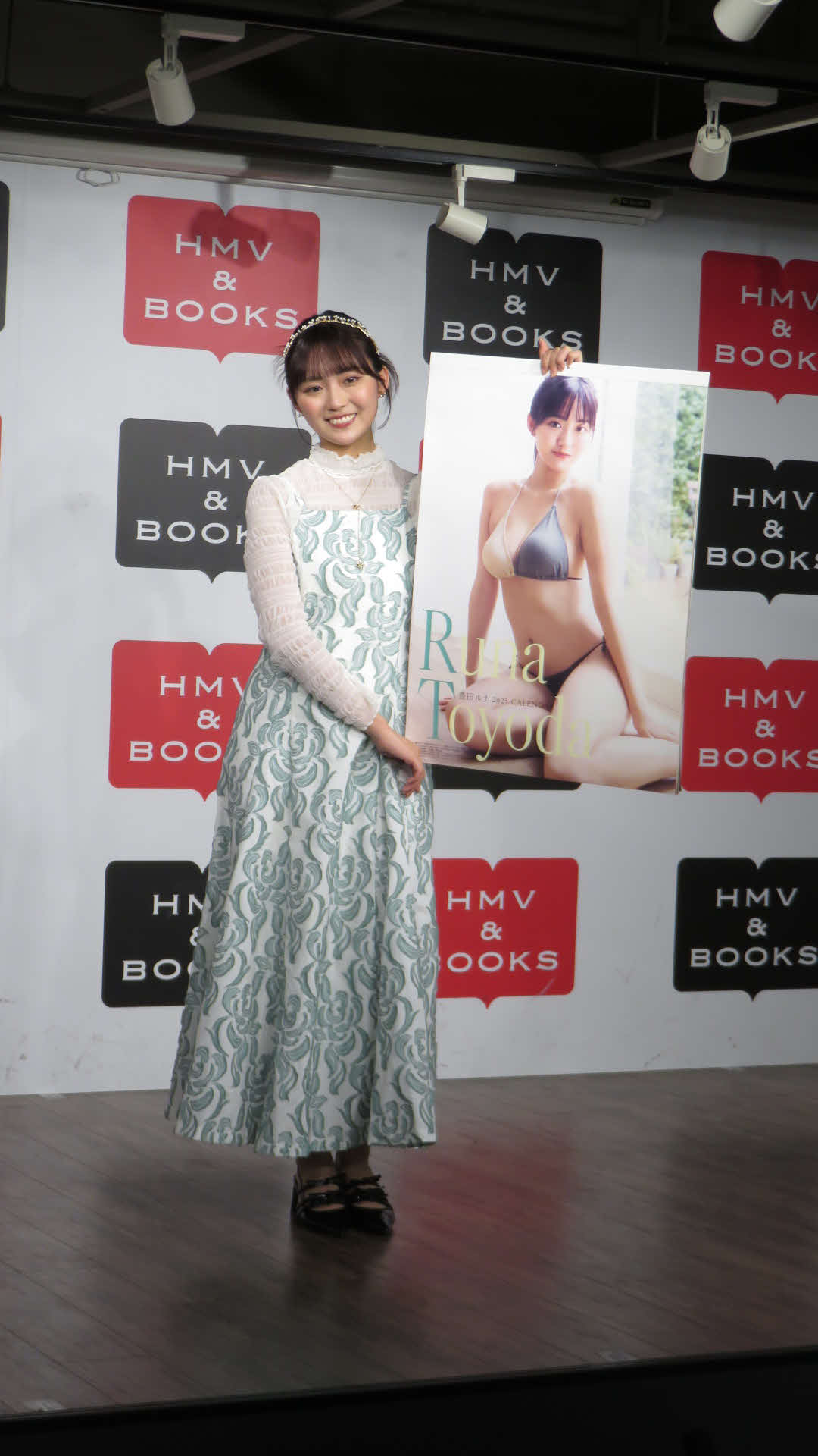 「豊田ルナ2025カレンダー」を持つ豊田ルナ