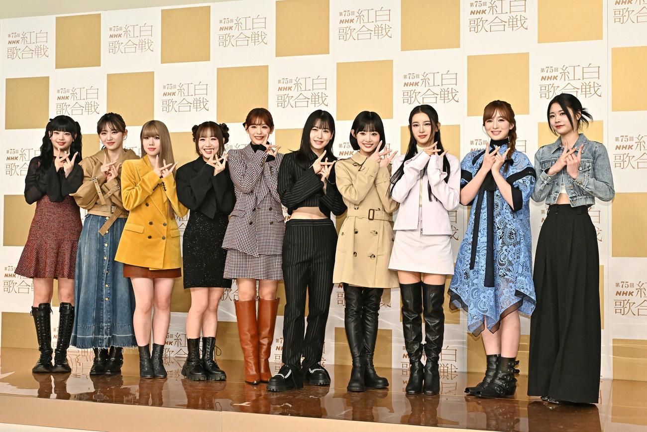 記念撮影するME：I。左からRINON、COCORO、AYANE、KEIKO、RAN、MOMONA、SHIZUKU、MIU、SUZU、KOKONA（撮影・滝沢徹郎）