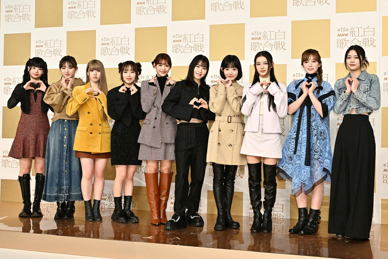 記念撮影するME：I。左からRINON、COCORO、AYANE、KEIKO、RAN、MOMONA、SHIZUKU、MIU、SUZU、KOKONA（撮影・滝沢徹郎）