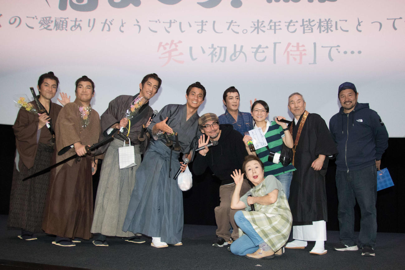 大阪市内で行われた「侍タイムスリッパー」の「年忘れ扮装舞台あいさつ」に登壇した、安田淳一監督（右端）と山口馬木也（中央）ら俳優陣