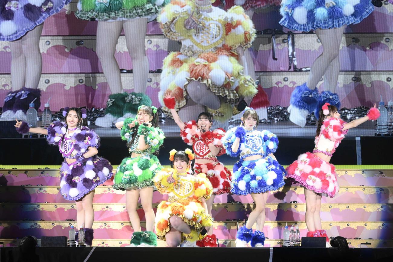 「行くぜ！超ときめき♡宣伝部　at　さいたまスーパーアリーナ　～超ときめきクリスマス～」でパフォーマンスする超ときめき♡宣伝部。左から杏ジュリア、吉川ひより、菅田愛貴、坂井仁香、辻野かなみ、小泉遥香