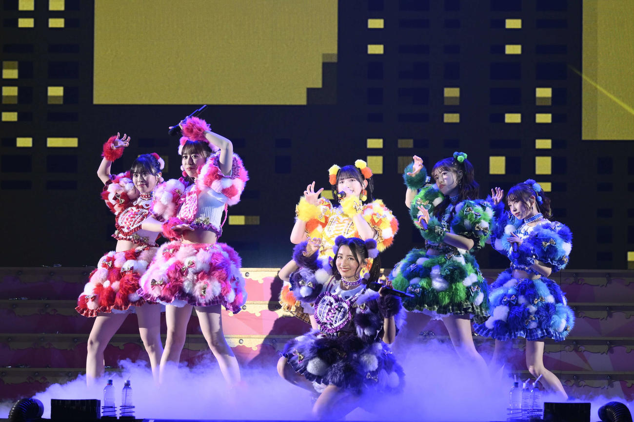 「行くぜ！超ときめき♡宣伝部　at　さいたまスーパーアリーナ　～超ときめきクリスマス～」でパフォーマンスする超ときめき♡宣伝部。左から坂井仁香、小泉遥香、杏ジュリア（前）、菅田愛貴（後）、吉川ひより、辻野かなみ