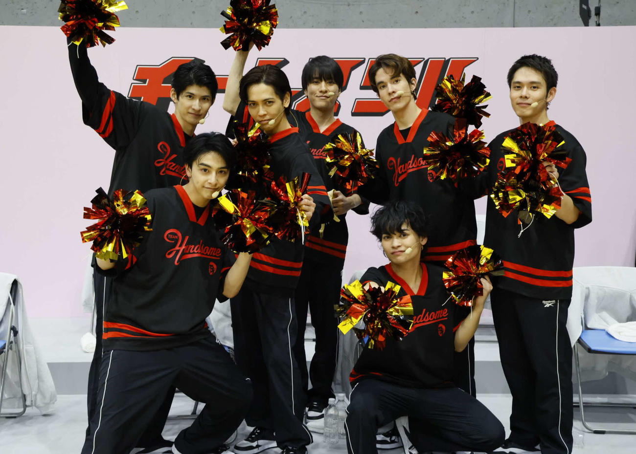 「最初で最後？！　TEAM HANDSOME！　冬の大運動会」に出場した、前列左から新原泰佑、岩崎友泰、後列左から徳永智加来、猪塚健太、松島庄汰、東島京、細田佳央太
