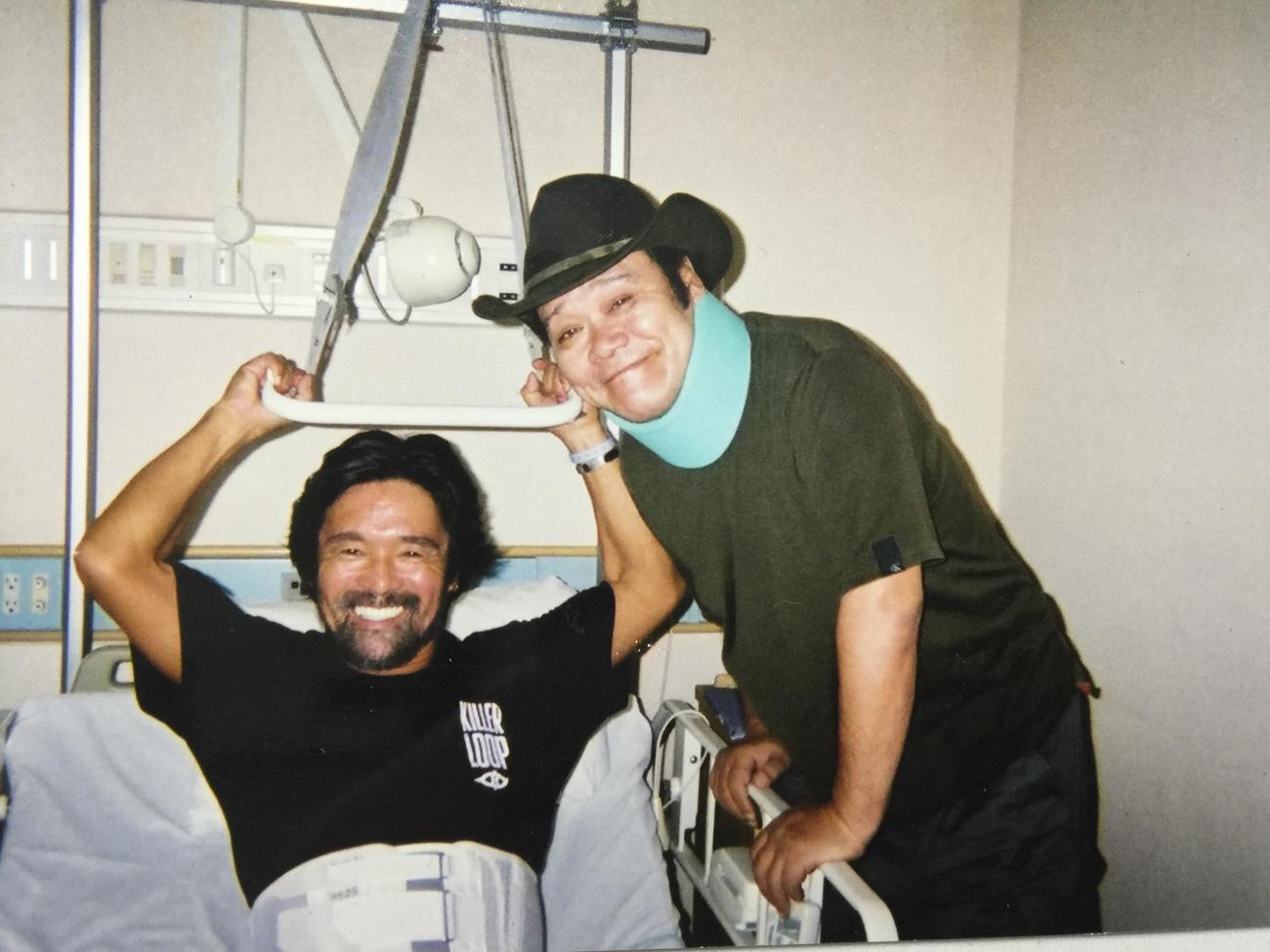 2001年にモンゴルでの落馬事故後の松崎しげる（左）を見舞う西田敏行さん（本人提供）