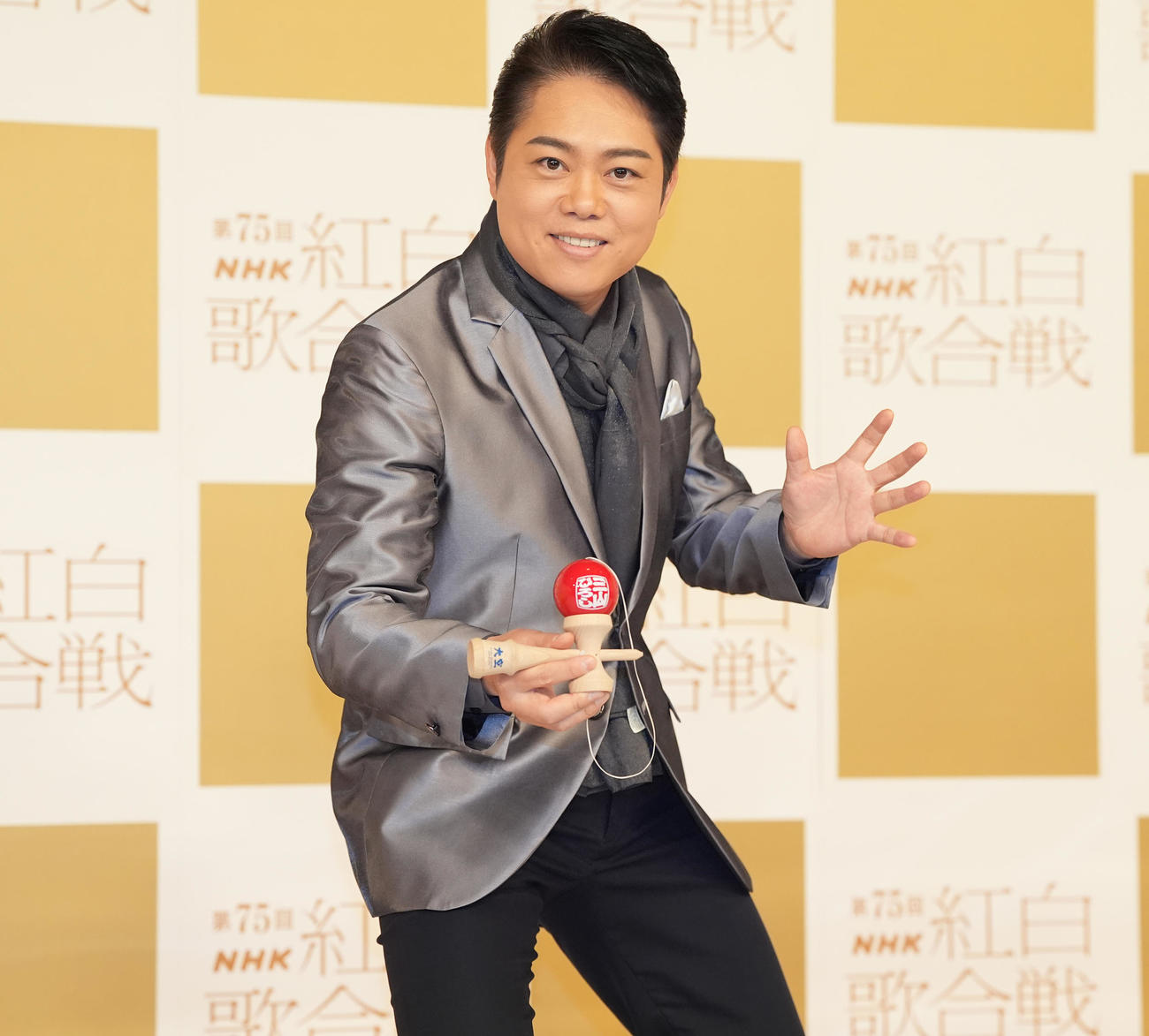 記念撮影に納まる三山ひろし（撮影・鈴木みどり）