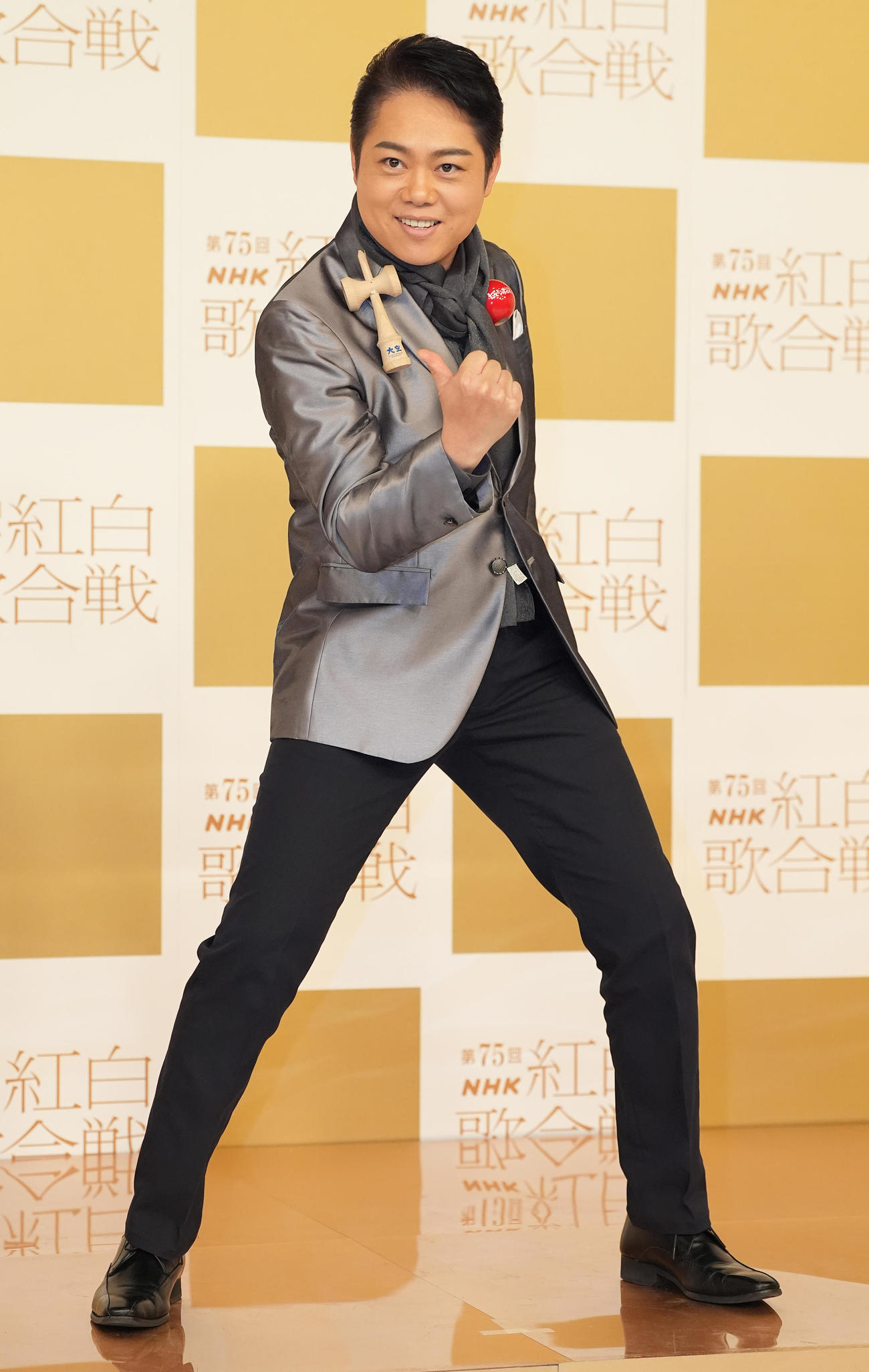 記念撮影に納まる三山ひろし（撮影・鈴木みどり）