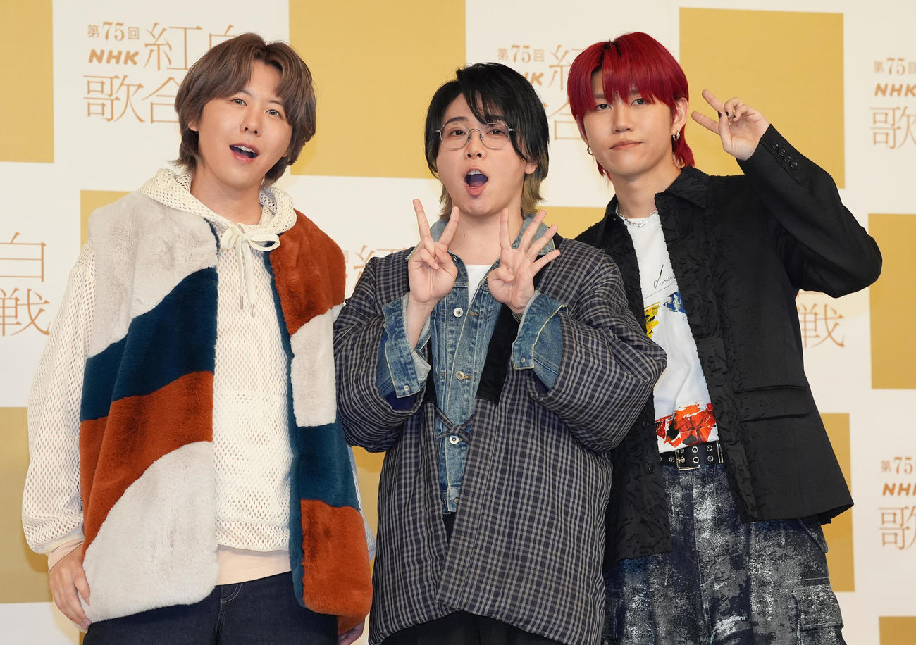 記念撮影に納まるMrs．GREEN APPLE。左から藤澤涼架、大森元貴、若井滉斗（撮影・鈴木みどり）