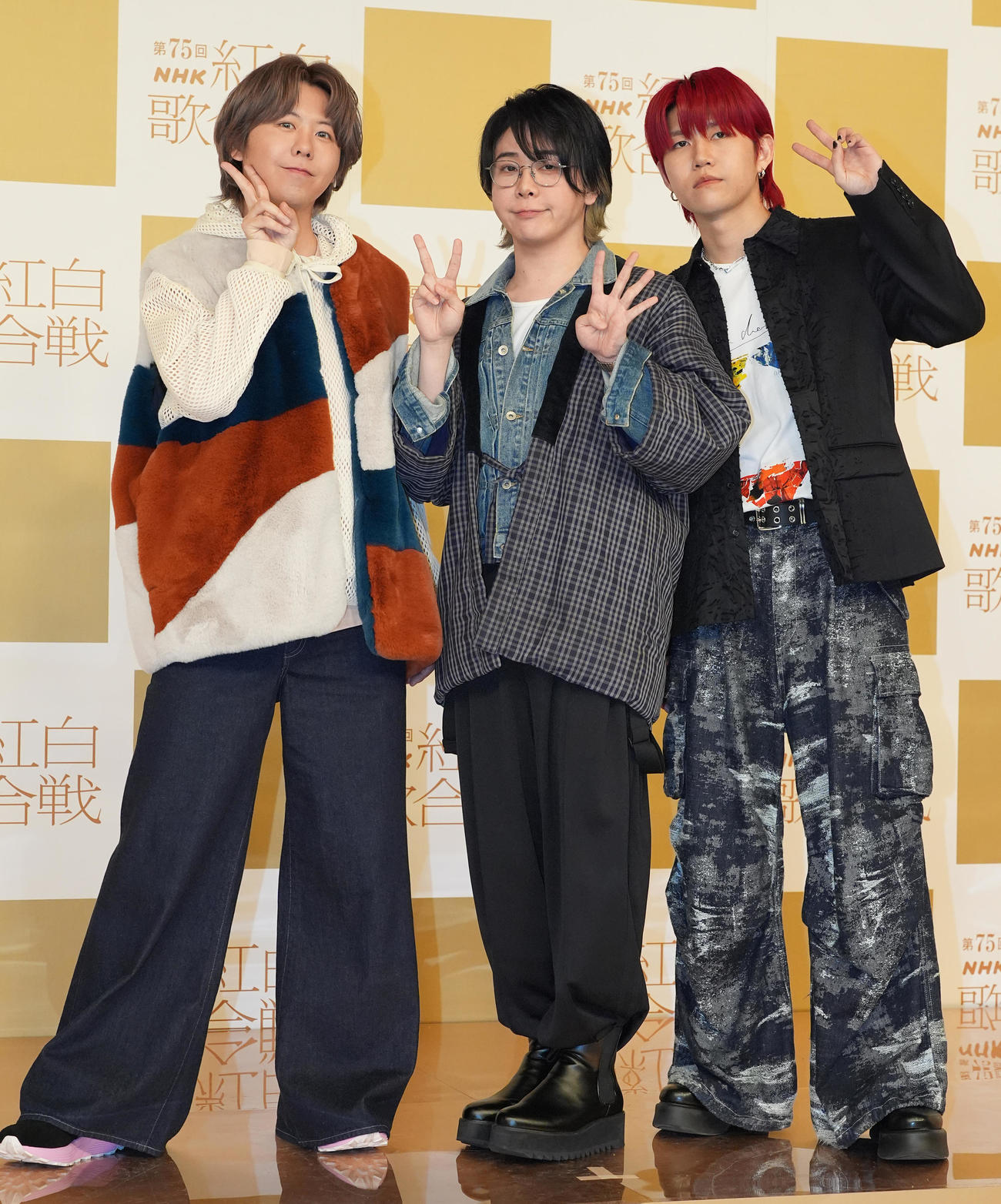 記念撮影に納まるMrs．GREEN APPLE。左から藤澤涼架、大森元貴、若井滉斗（撮影・鈴木みどり）