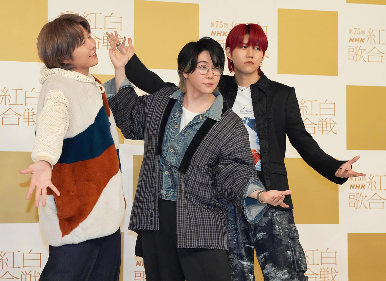 記念撮影に納まるMrs．GREEN APPLE。左から藤澤涼架、大森元貴、若井滉斗（撮影・鈴木みどり）