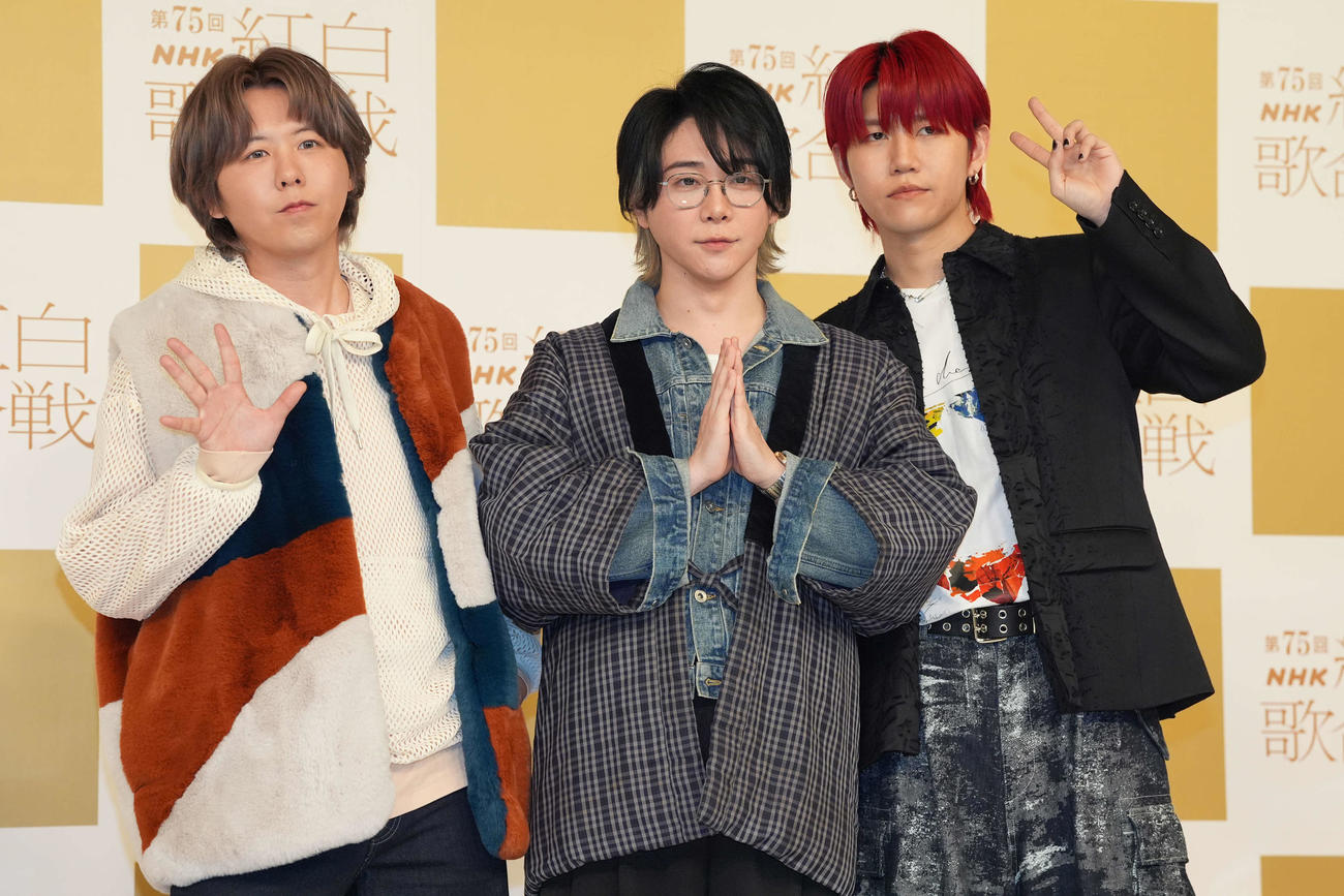 記念撮影に納まるMrs．GREEN APPLE。左から藤澤涼架、大森元貴、若井滉斗（撮影・鈴木みどり）