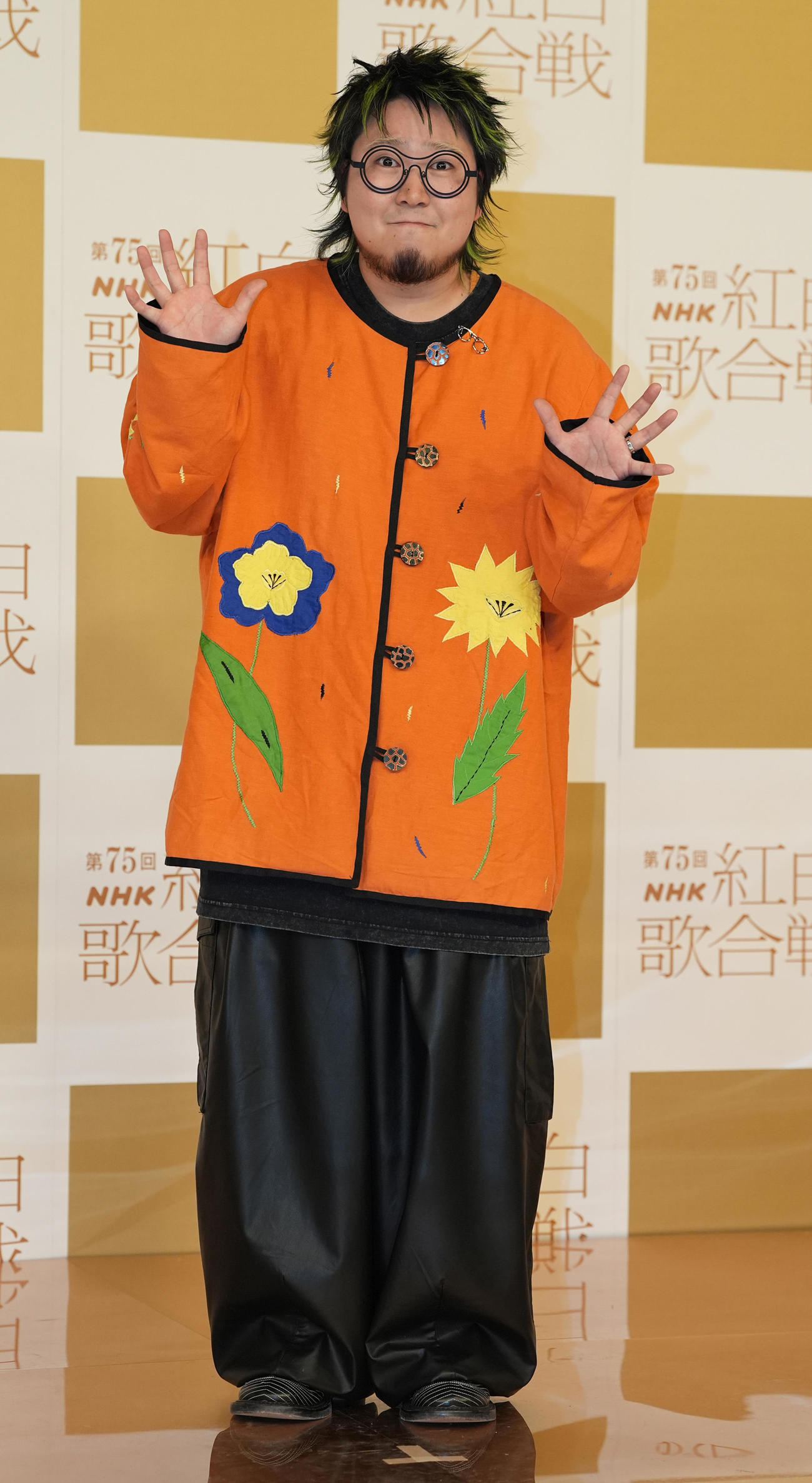 記念撮影に納まるこっちのけんと（撮影・鈴木みどり）