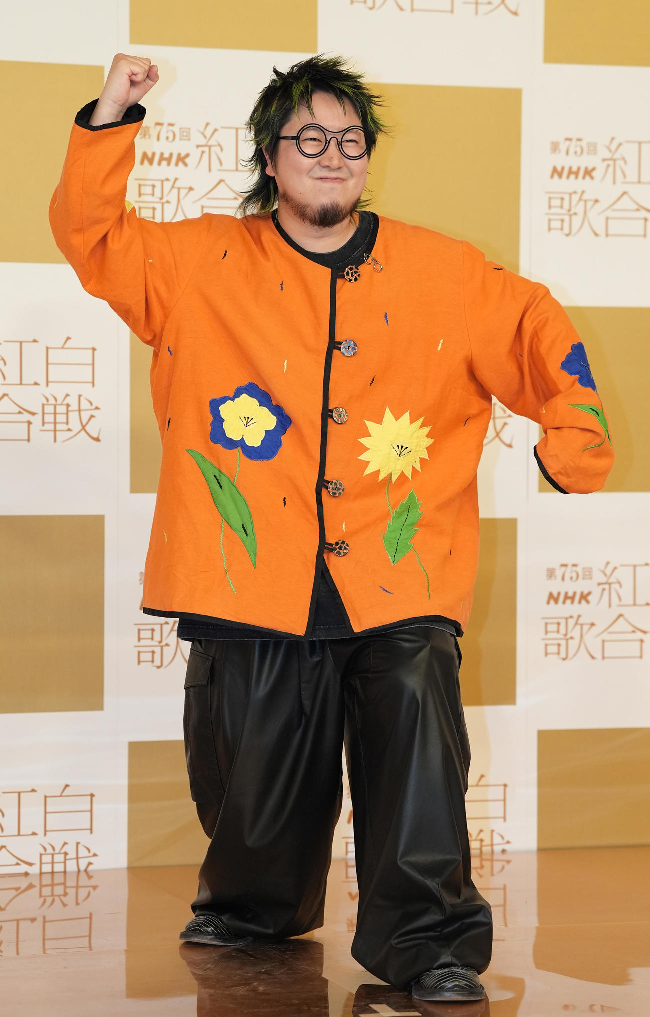 記念撮影に納まるこっちのけんと（撮影・鈴木みどり）