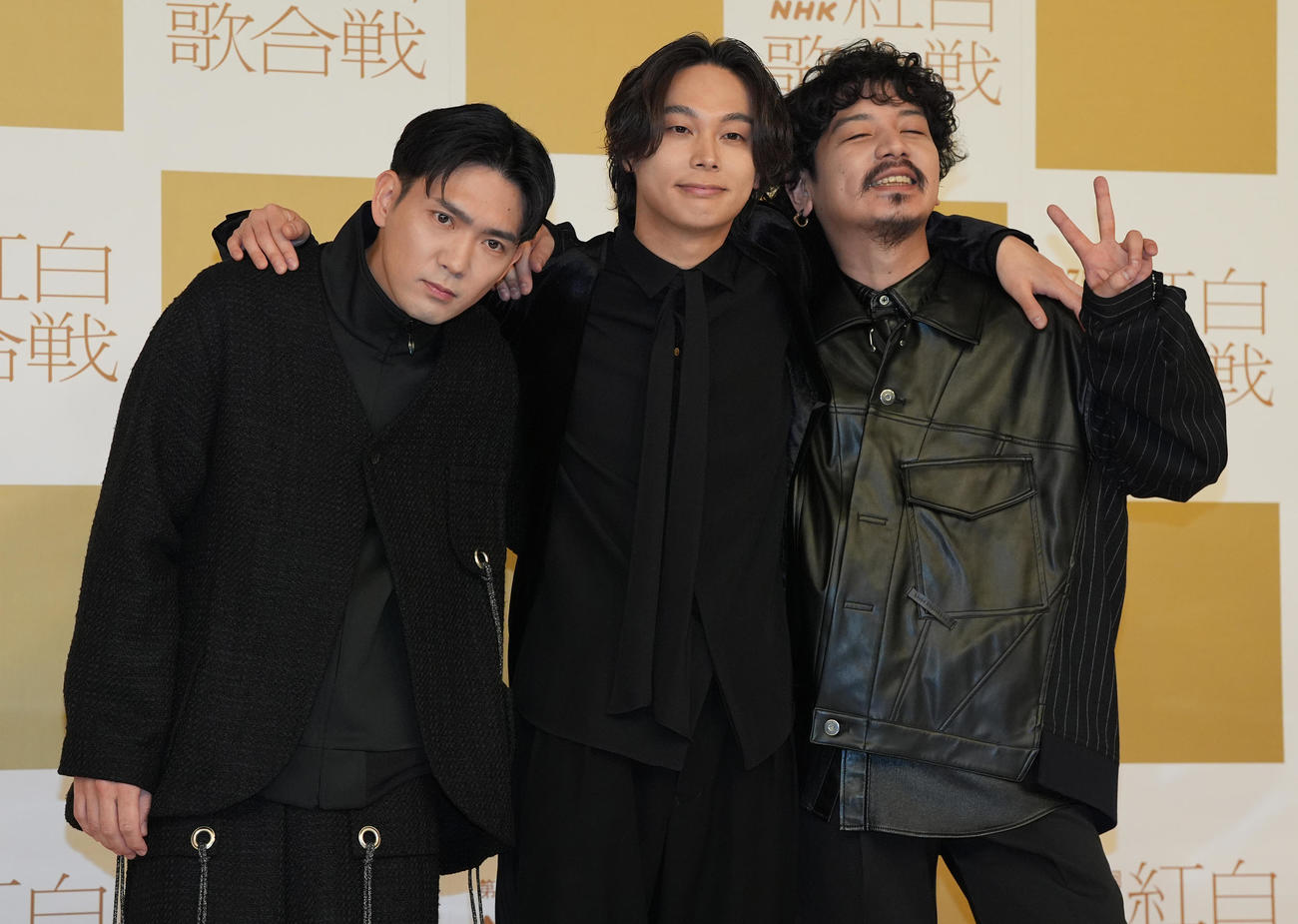 記念撮影に納まるOmoinotakeの、左から冨田洋之進、藤井怜央、福島智朗（撮影・鈴木みどり）