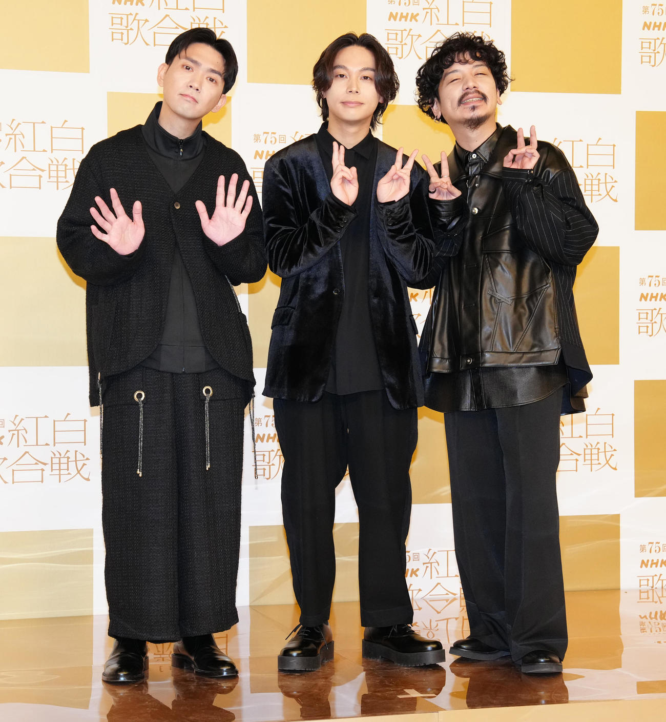 記念撮影に納まるOmoinotakeの、左から冨田洋之進、藤井怜央、福島智朗（撮影・鈴木みどり）