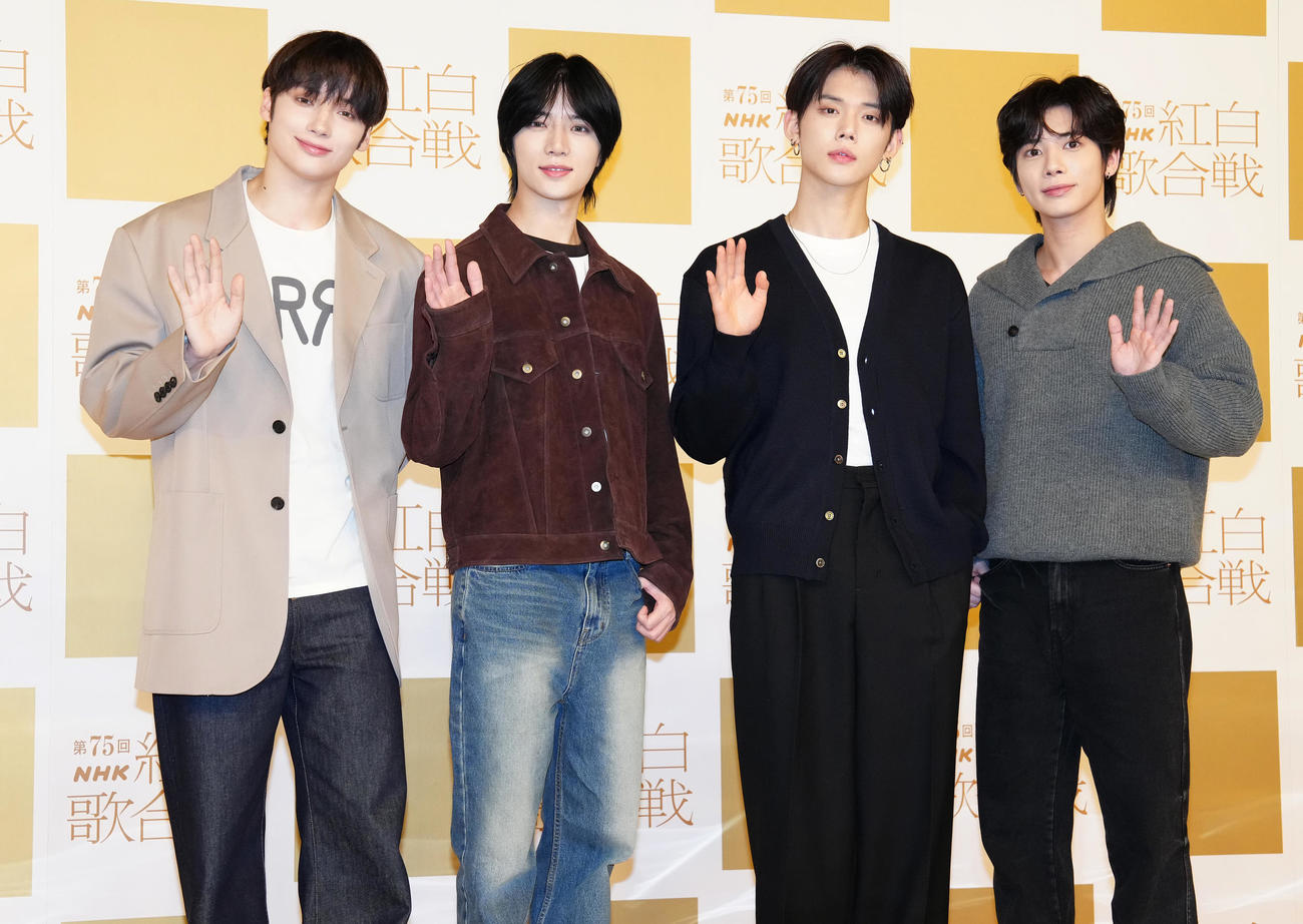 記念撮影に納まるTOMORROW X TOGETHER。左からHUENINGKAI、BEOMGYU、YEONJUN、TAEHYUN（撮影・鈴木みどり）