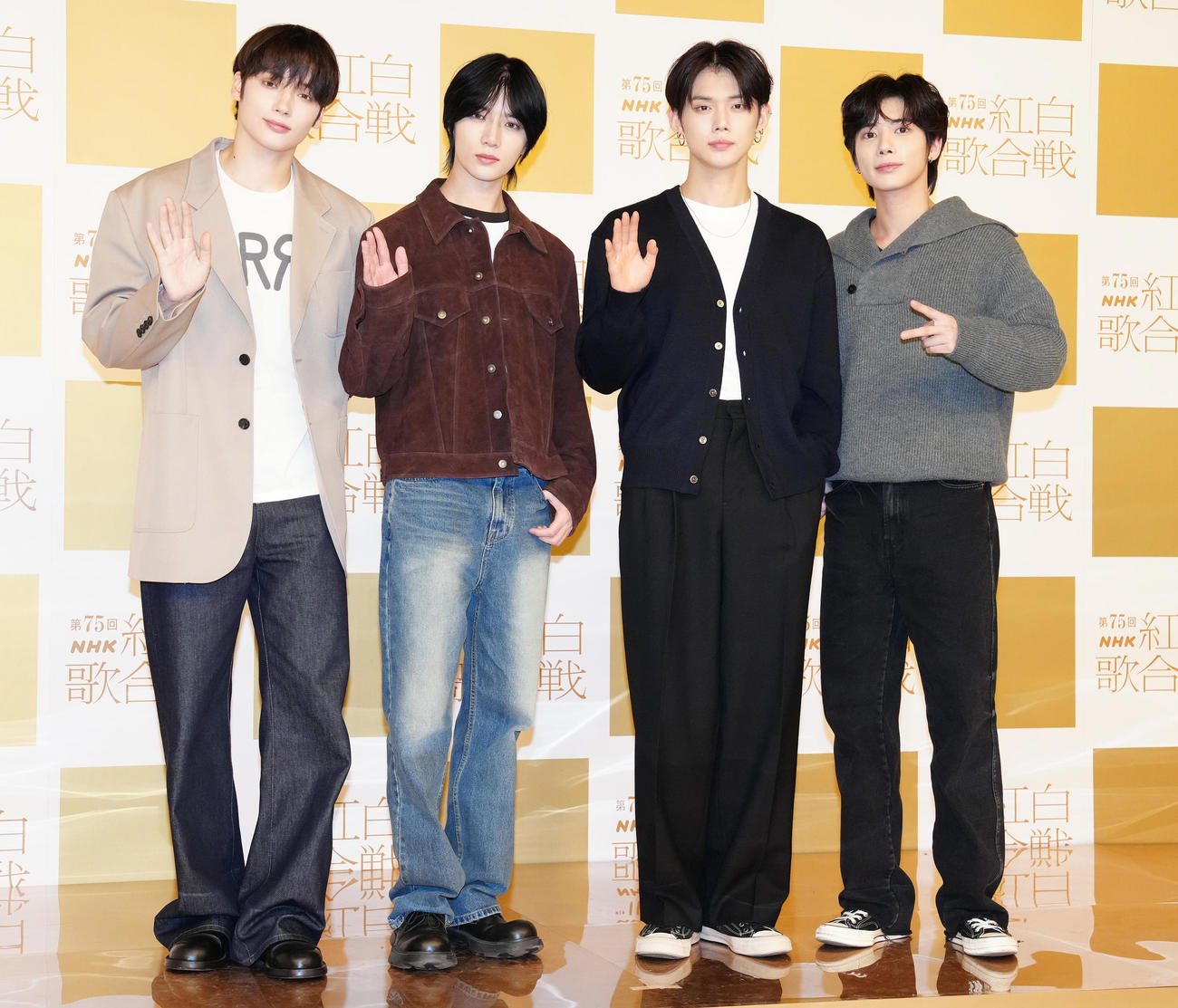 記念撮影に納まるTOMORROW X TOGETHER。左からHUENINGKAI、BEOMGYU、YEONJUN、TAEHYUN（撮影・鈴木みどり）