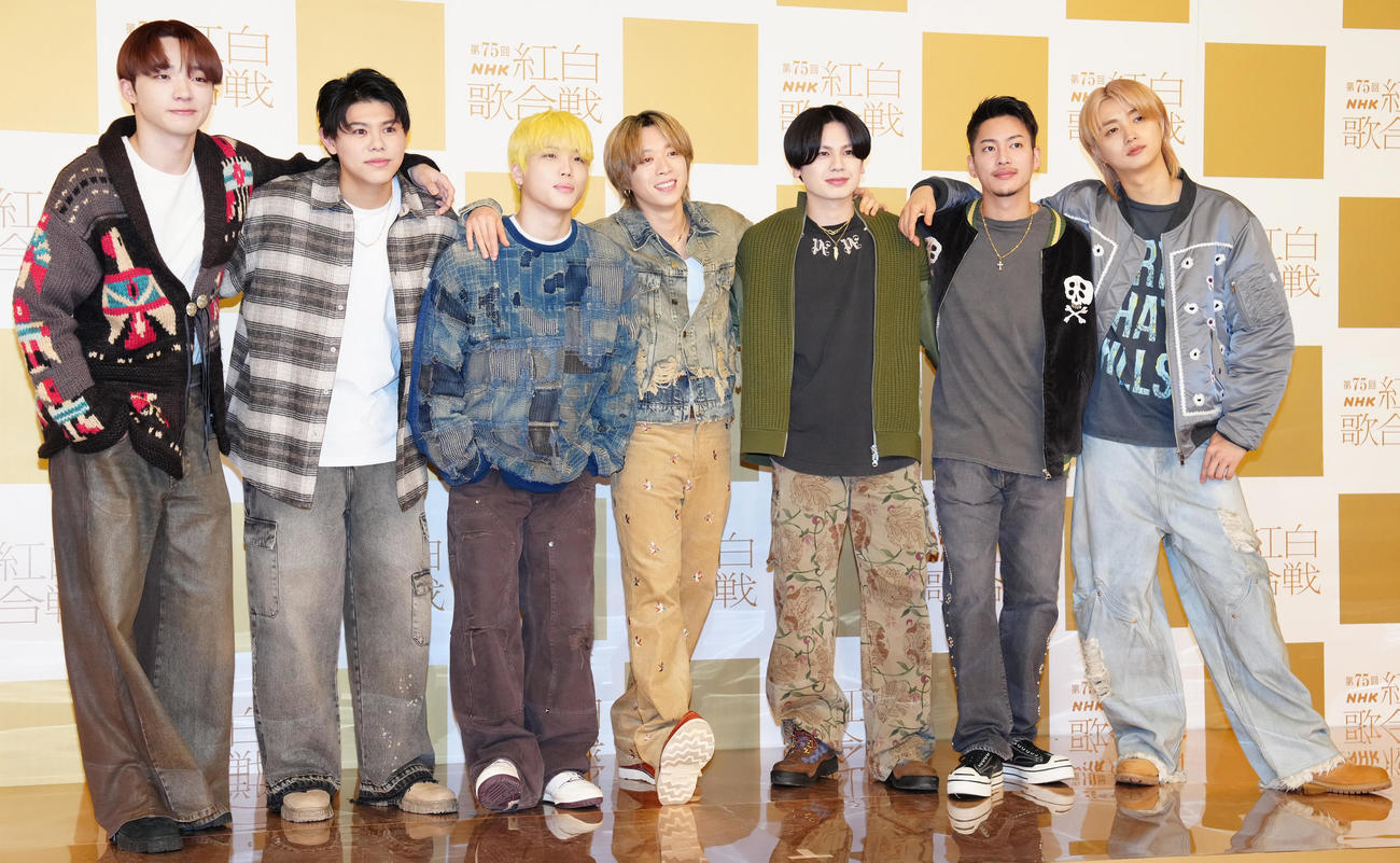 記念撮影に納まるBE：FIRST。左からRYUHEI、LEO、SHUNTO、SOTA、MANATO、RYOKI、JUNON（撮影・鈴木みどり）