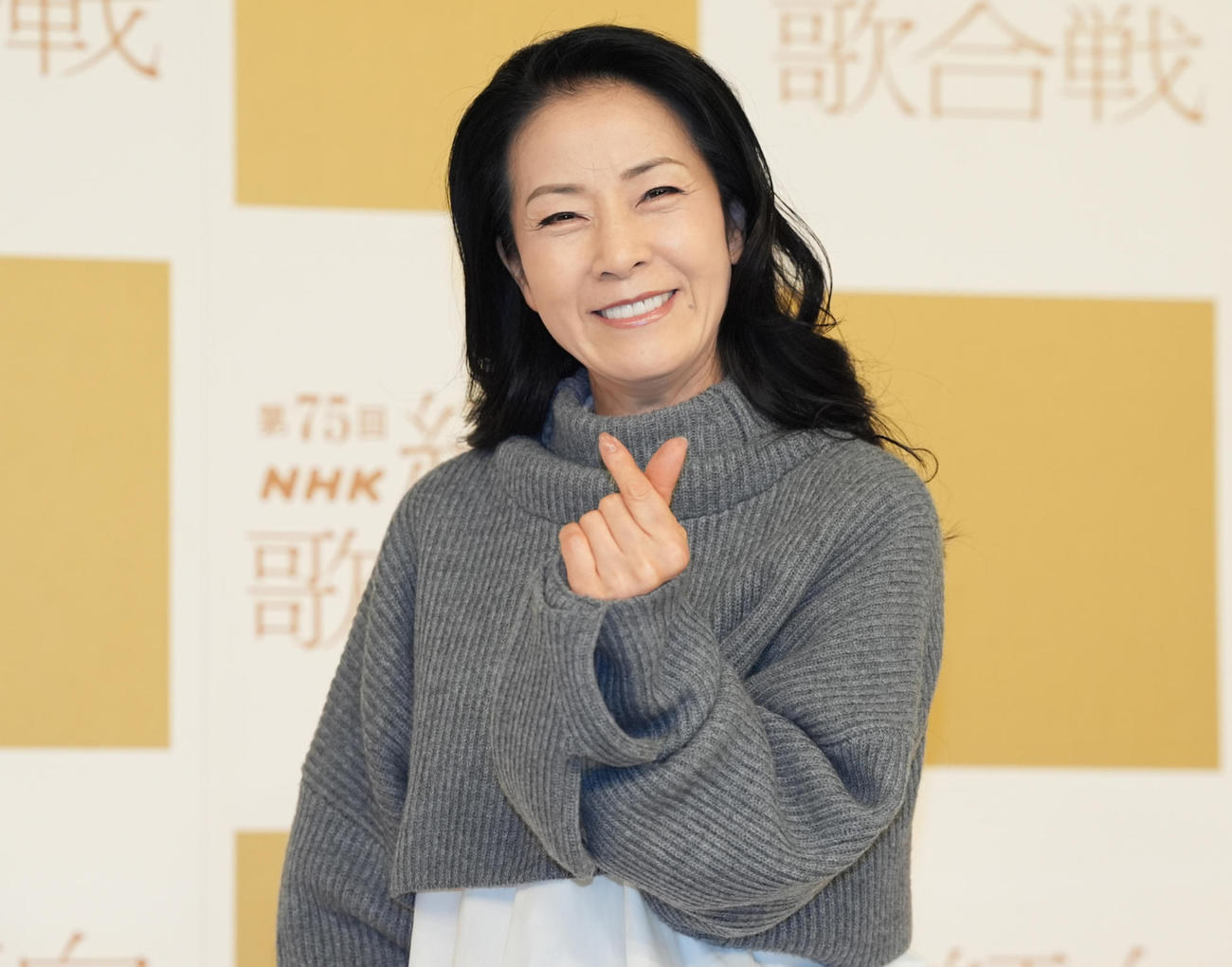 記念撮影に納まる坂本冬美（撮影・鈴木みどり）