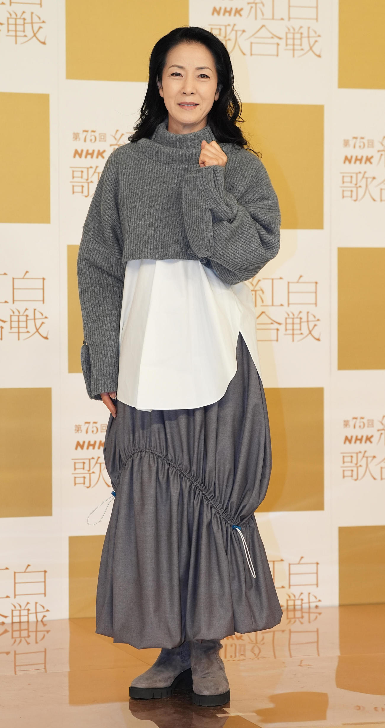 記念撮影に納まる坂本冬美（撮影・鈴木みどり）