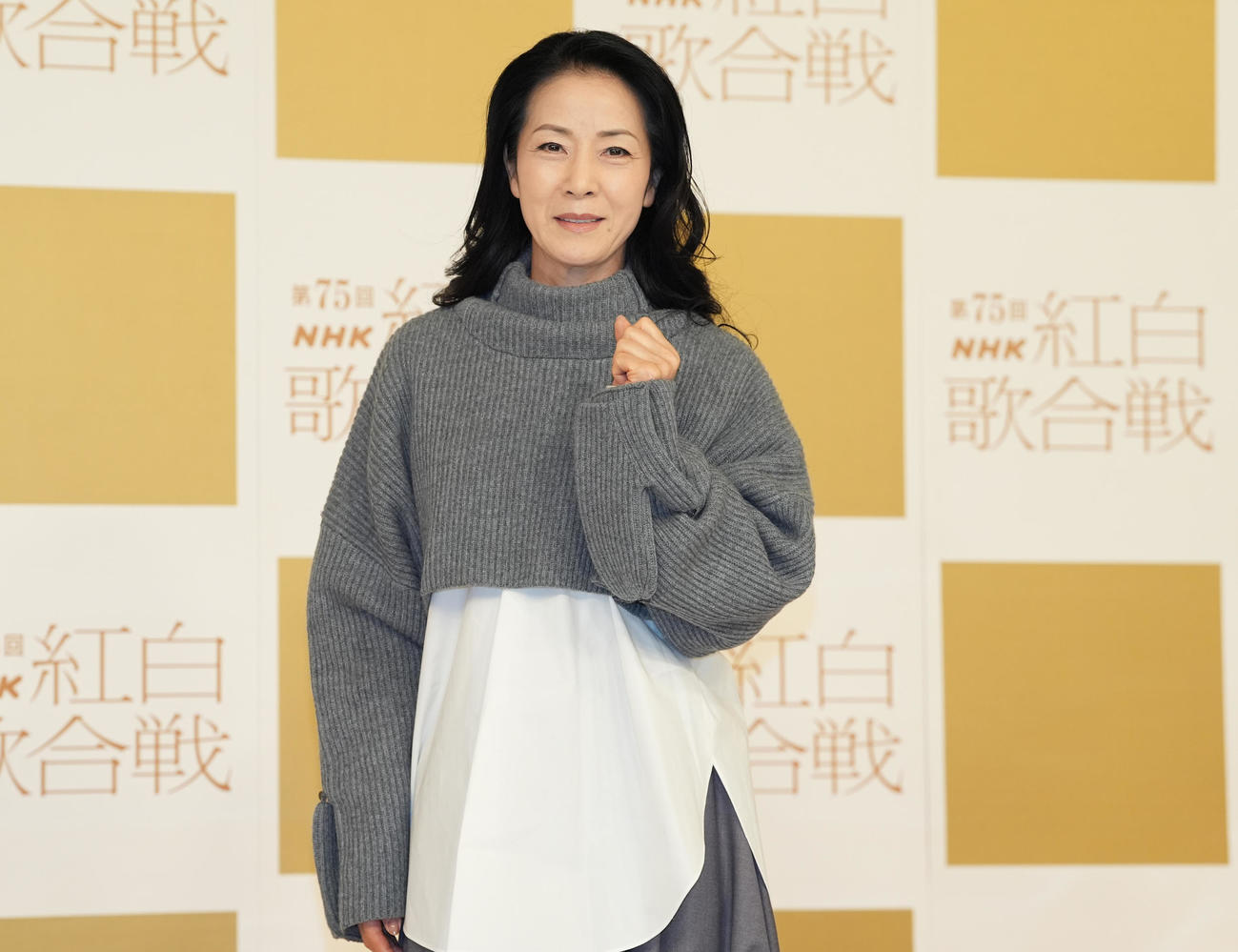 記念撮影に納まる坂本冬美（撮影・鈴木みどり）