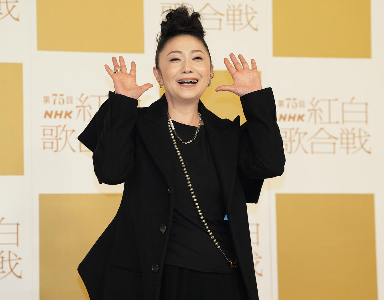 記念撮影に納まる石川さゆり（撮影・鈴木みどり）