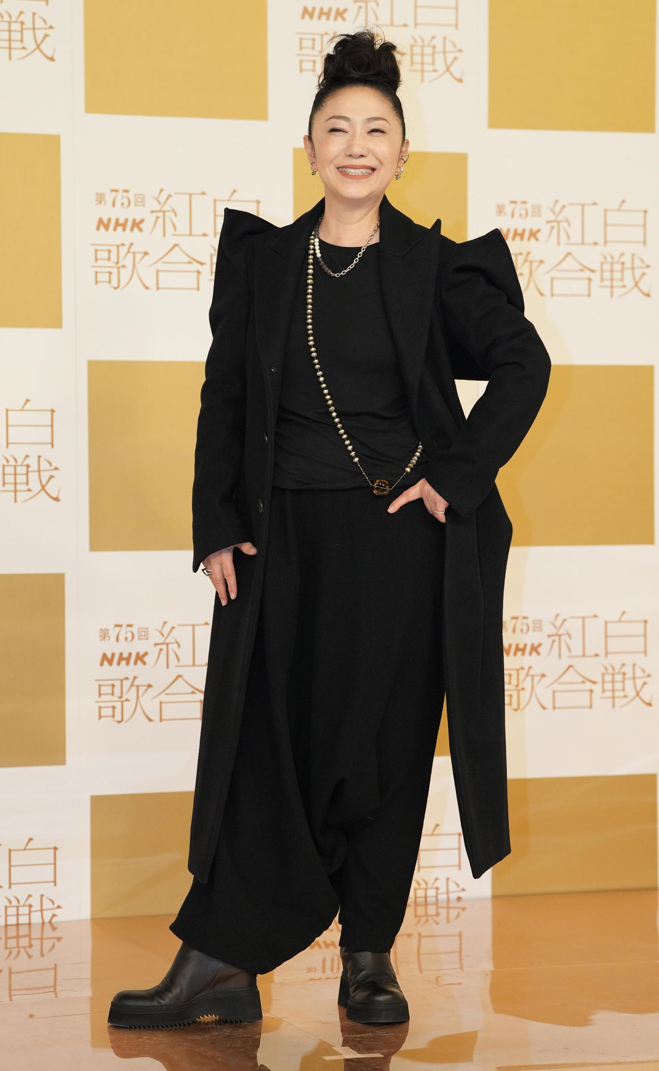 記念撮影に納まる石川さゆり（撮影・鈴木みどり）
