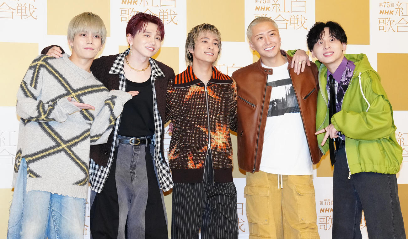 記念撮影に納まるDa－iCE。左から岩岡徹、花村想太、和田颯、大野雄大、工藤大輝（撮影・鈴木みどり）