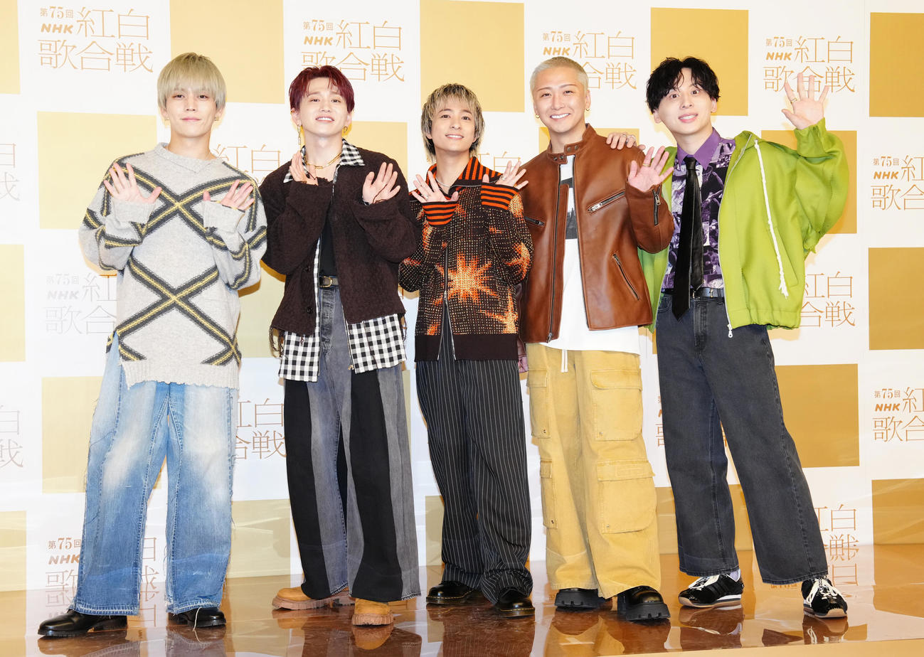 記念撮影に納まるDa－iCE。左から岩岡徹、花村想太、和田颯、大野雄大、工藤大輝（撮影・鈴木みどり）