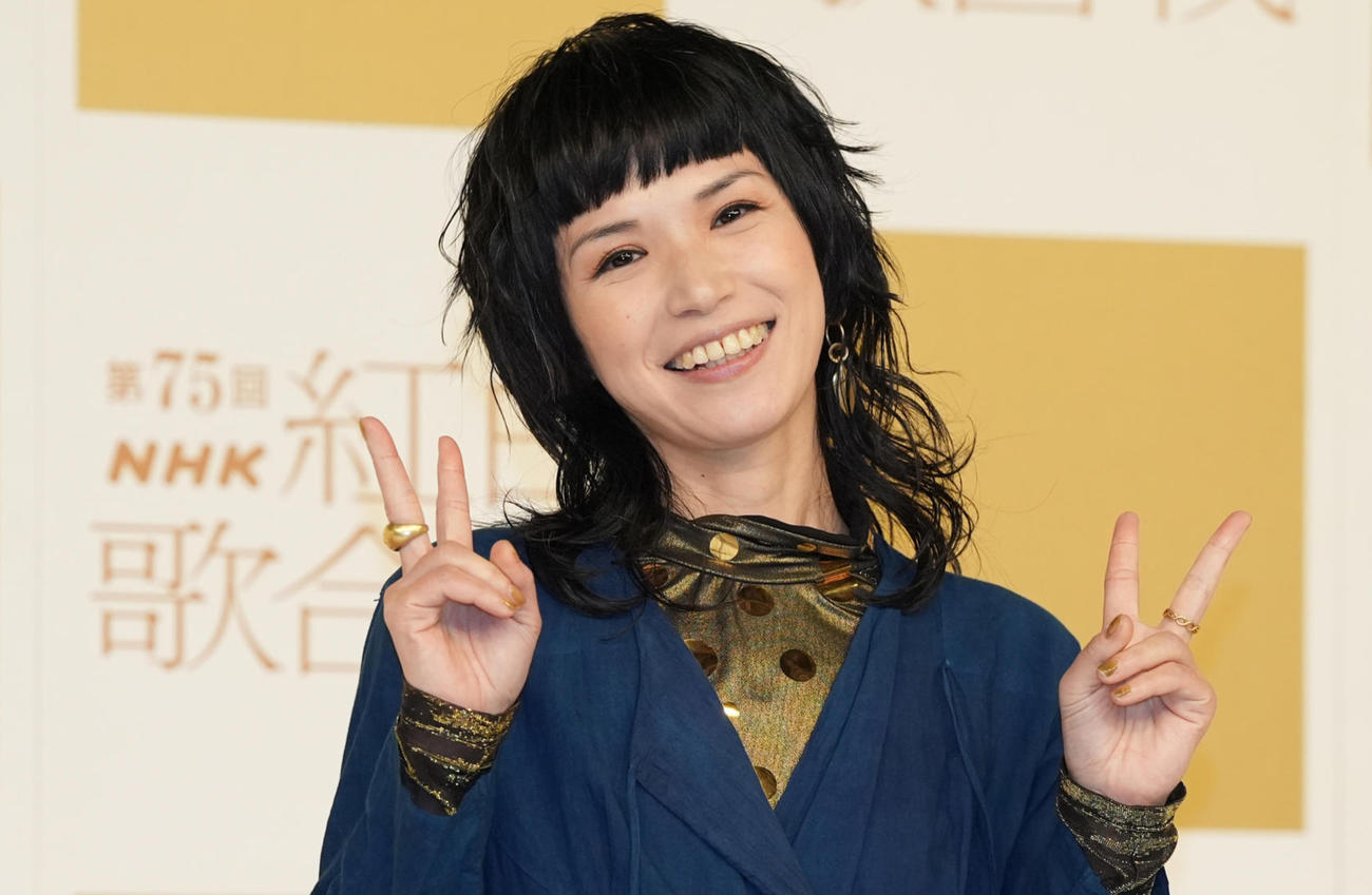 記念撮影に納まるSuperfly（撮影・鈴木みどり）