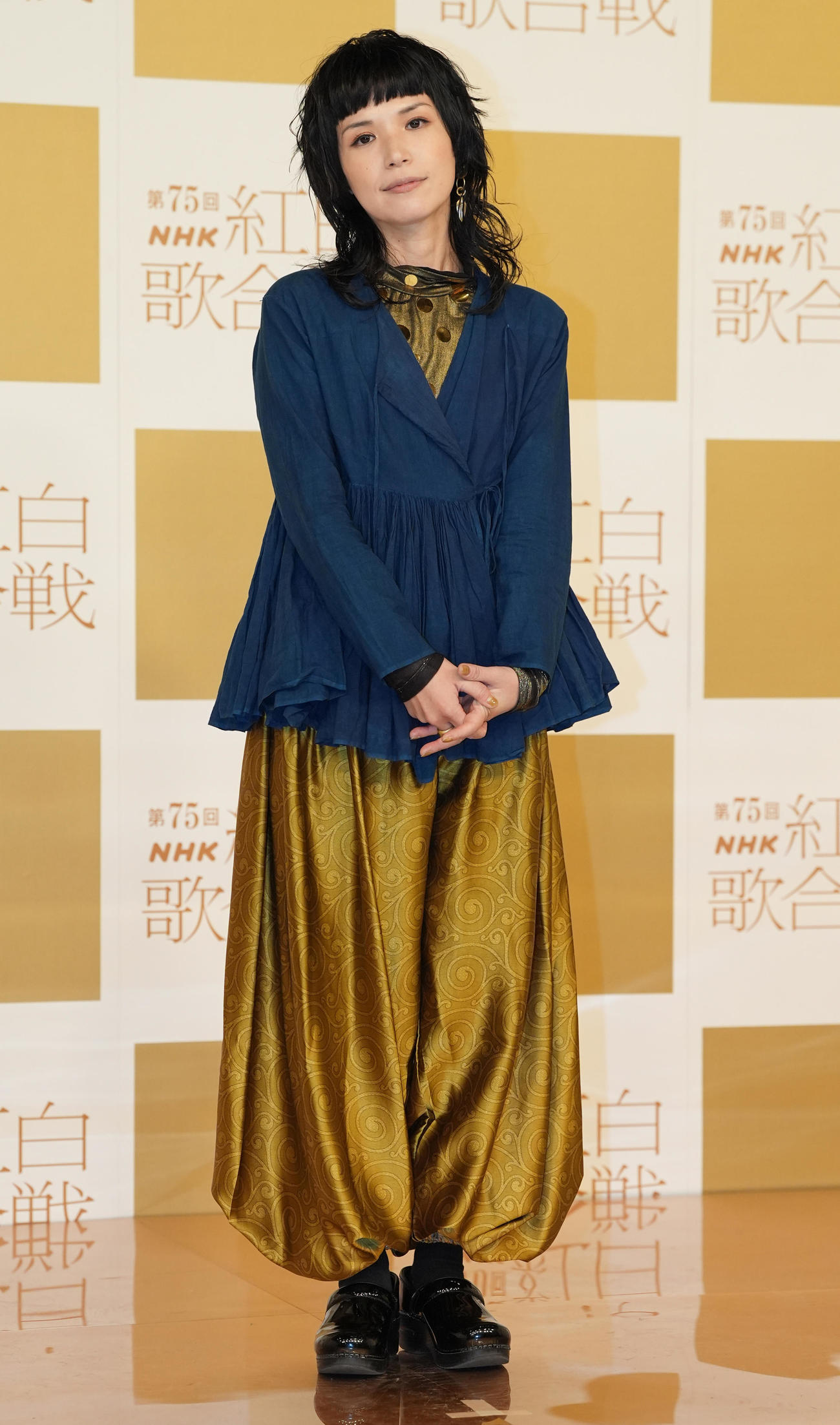 記念撮影に納まるSuperfly（撮影・鈴木みどり）