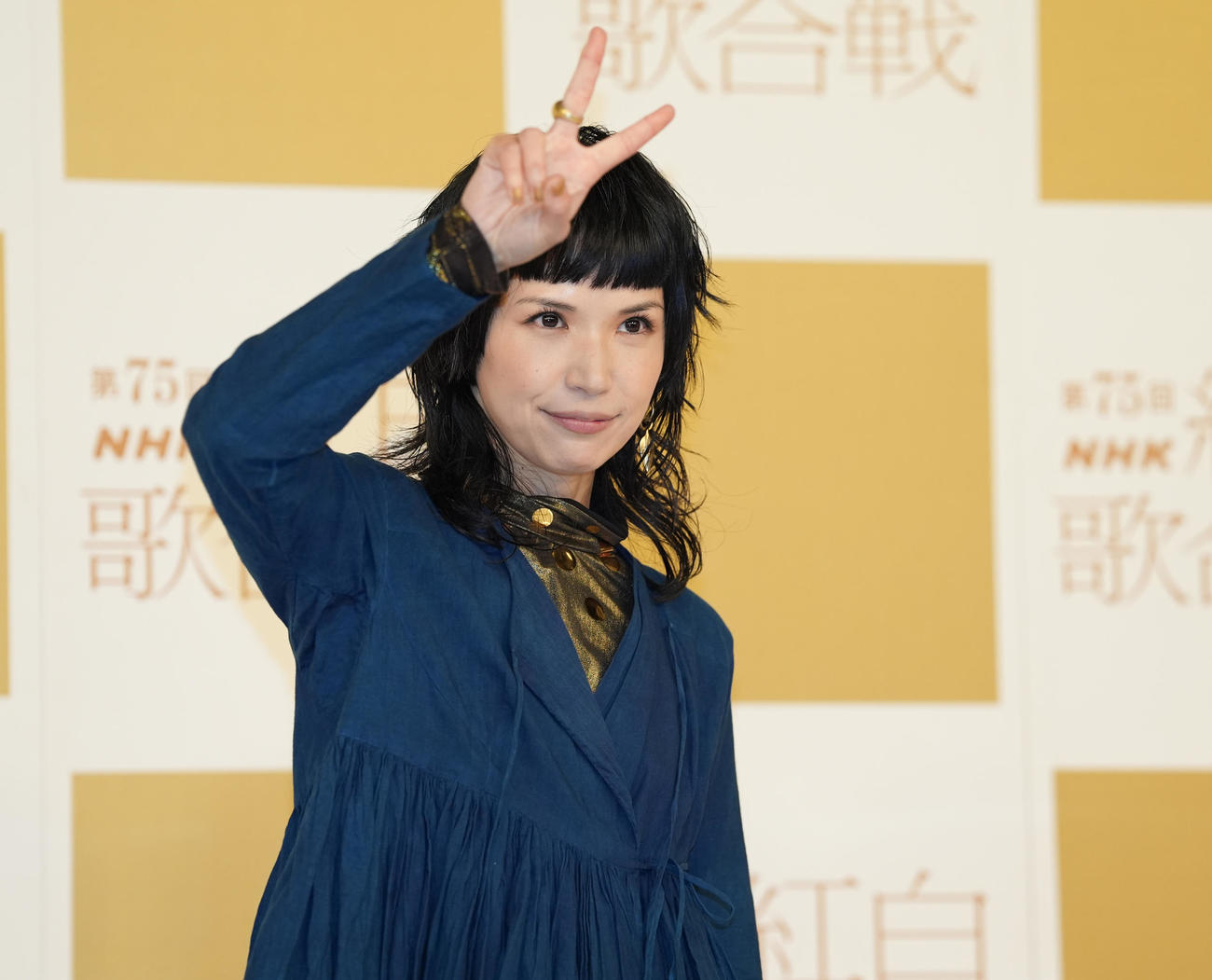 記念撮影に納まるSuperfly（撮影・鈴木みどり）