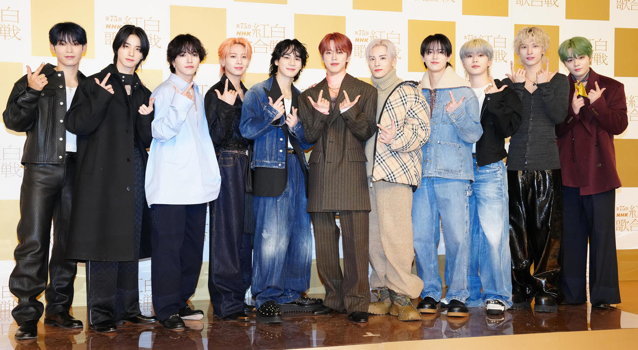 記念撮影に納まるJO1。左から與那城奨、佐藤景瑚、大平祥生、川尻蓮、豆原一成、河野純喜、川西拓実、白岩瑠姫、木全翔也、金城碧海、鶴房汐恩（撮影・鈴木みどり）