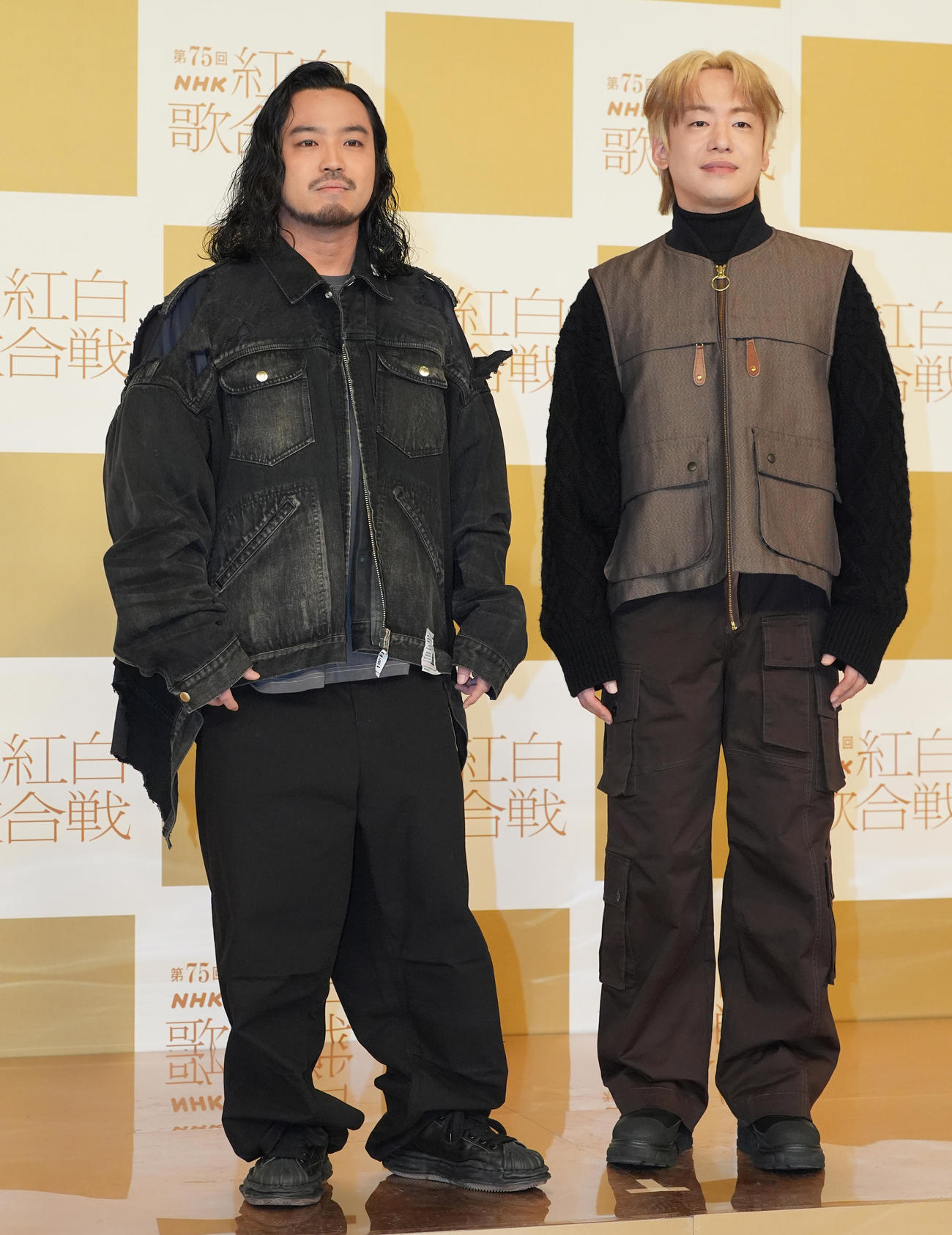 記念撮影に納まるCreepy NutsのR－指定（左）とDJ松永（撮影・鈴木みどり）