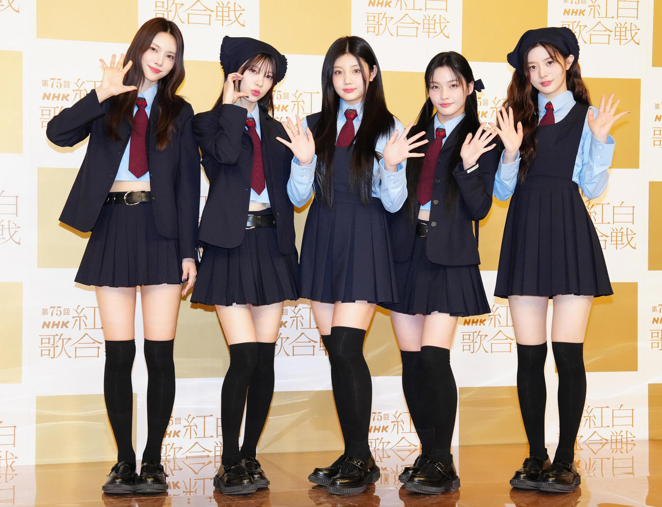 記念撮影に納まるILLIT。左からYUNAH、MOKA、WONHEE、IROHA、MINJU（撮影・鈴木みどり）