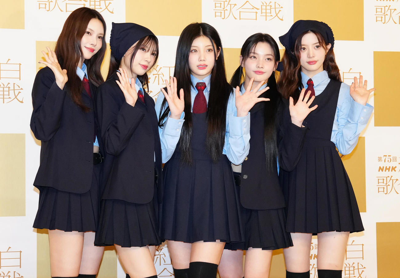 記念撮影に納まるILLIT。左からYUNAH、MOKA、WONHEE、IROHA、MINJU（撮影・鈴木みどり）